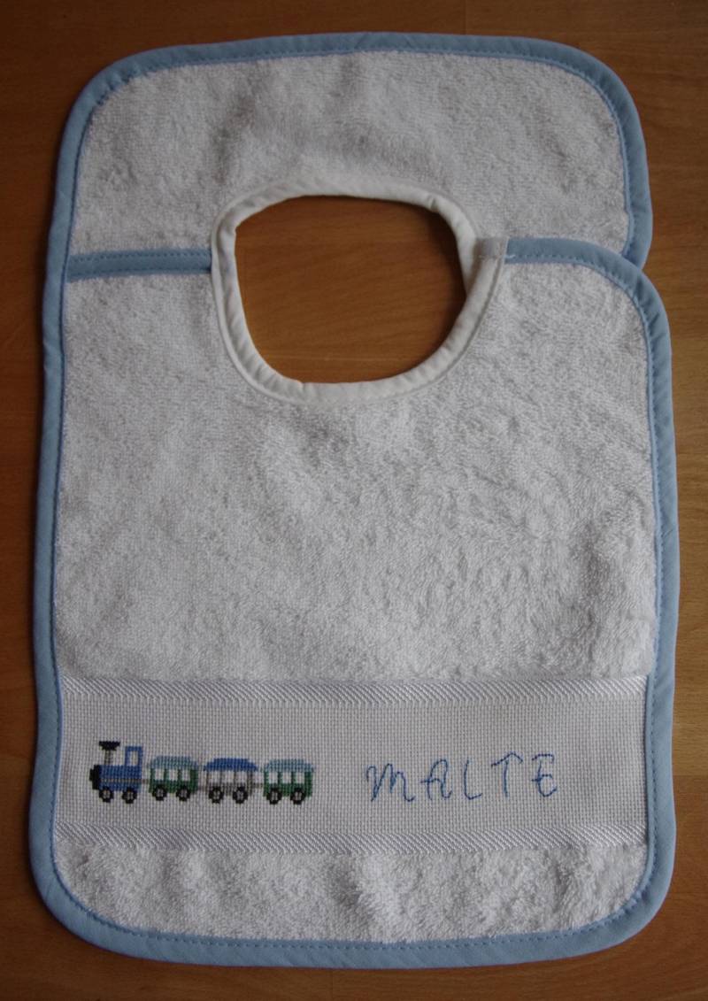 Lätzchen Babylätzchen Mit Namen Baby-Geschenk Kreuzstich Handgestickt Sticklätzchen Personalisiert Baby Latz von Etsy - DerfroehlicheFaden