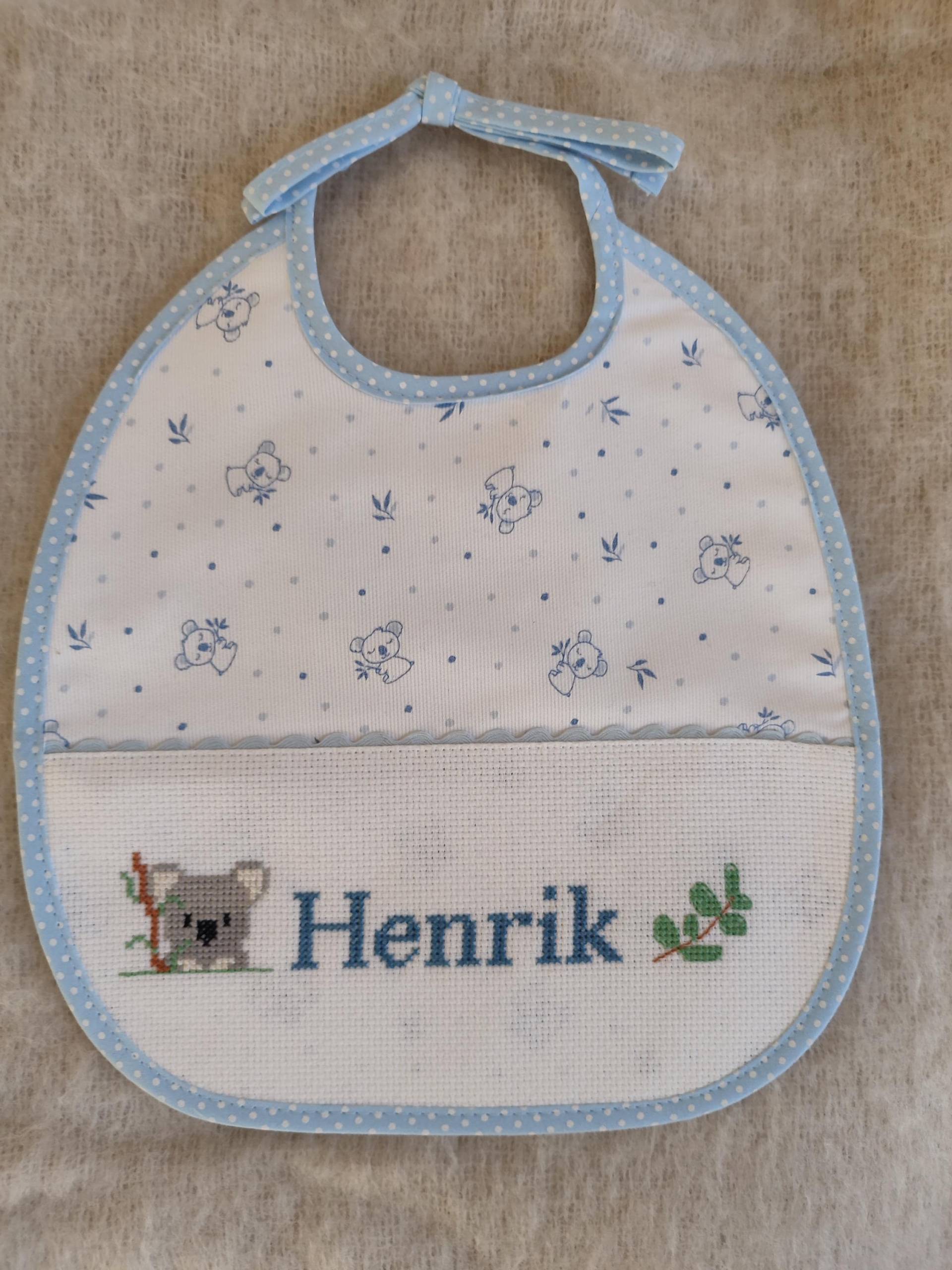 Lätzchen Babylätzchen Mit Namen Baby-Geschenk Kreuzstich Handgestickt Sticklätzchen Personalisiert Baby Latz Junge von Etsy - DerfroehlicheFaden