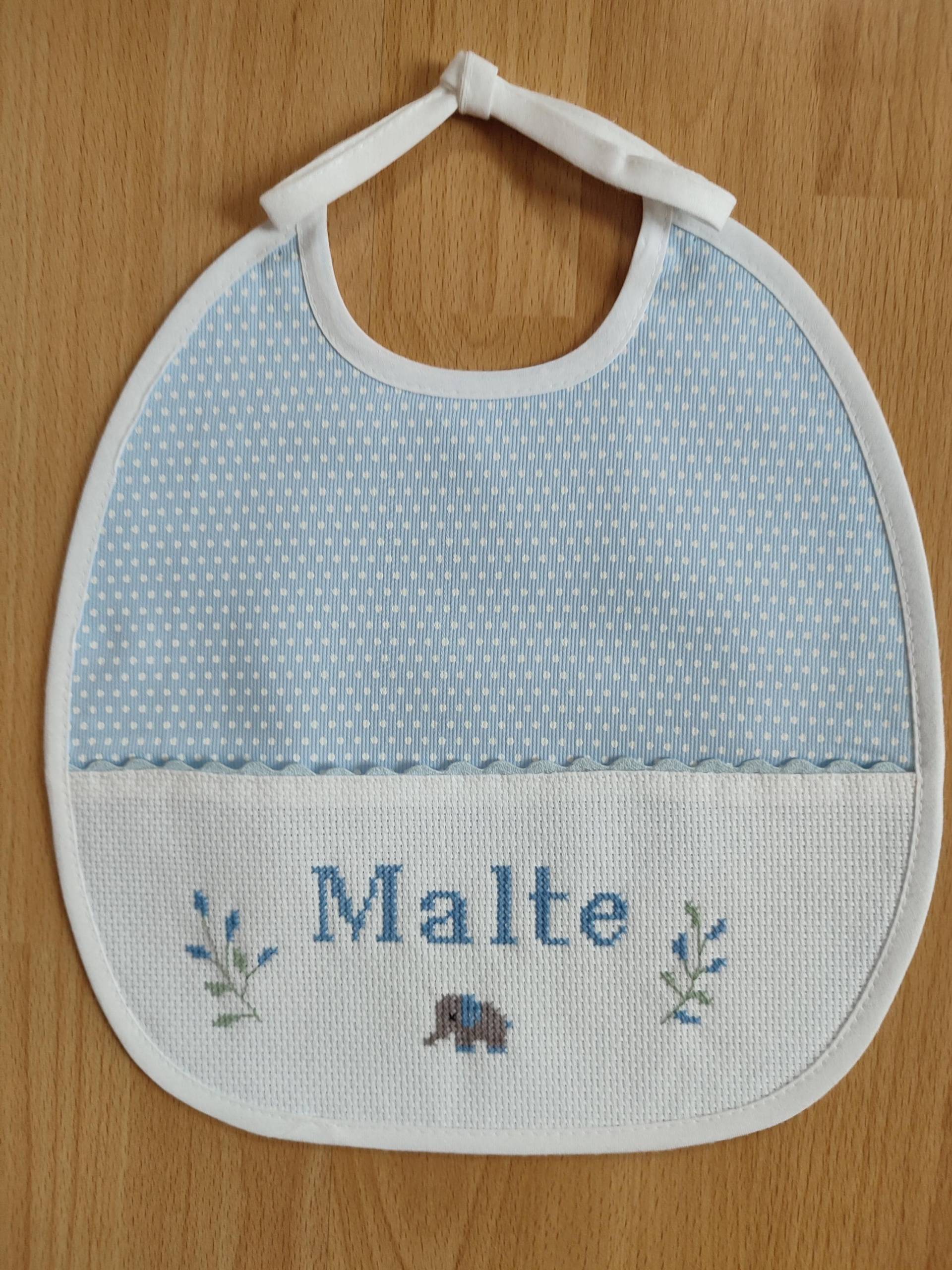 Lätzchen Babylätzchen Mit Namen Baby-Geschenk Kreuzstich Handgestickt Sticklätzchen Personalisiert Baby Latz von Etsy - DerfroehlicheFaden