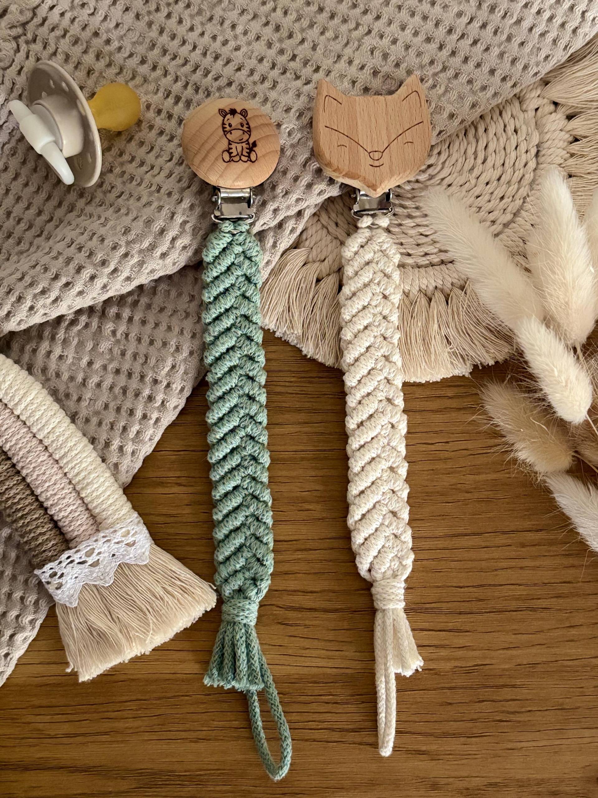 Makramee Schnullerkette | Schnullerband Adley in 40 Farben Baby Geschenk Zur Geburt Boho von Etsy - DesignSelflove