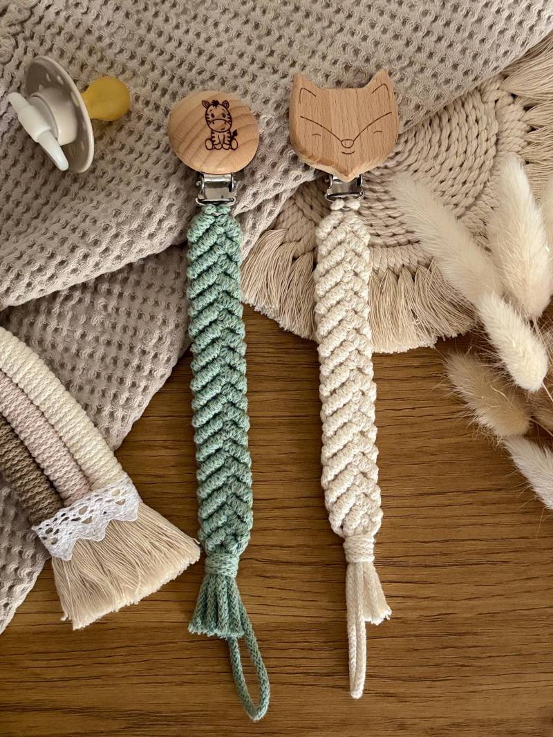 Makramee Schnullerkette | Schnullerband Adley in 40 Farben Baby Geschenk Zur Geburt Boho von Etsy - DesignSelflove