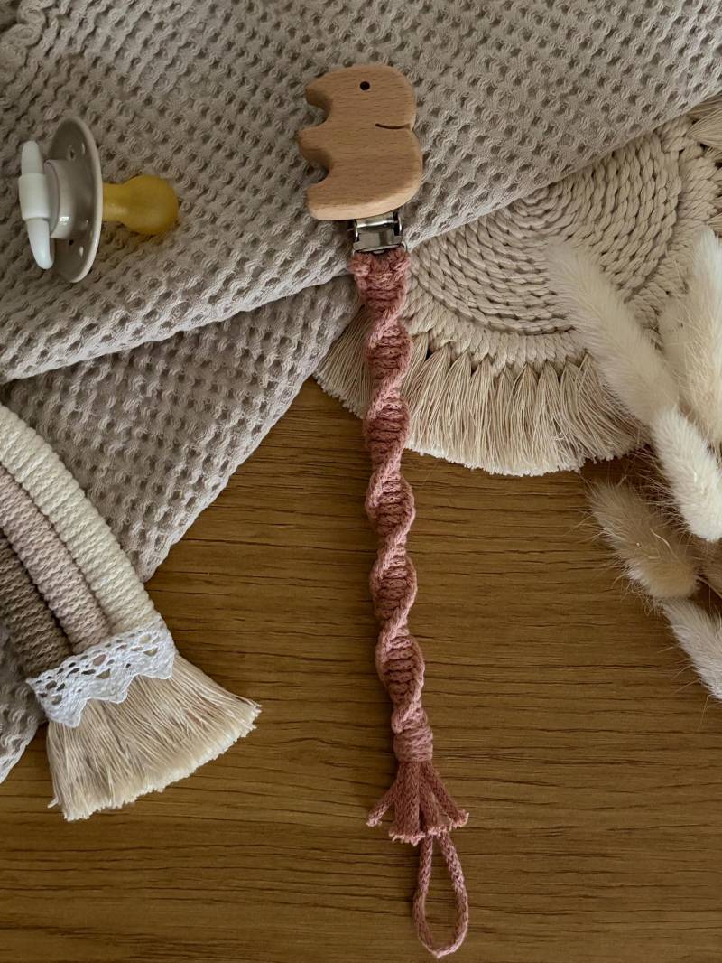 Makramee Schnullerkette | Schnullerband Bohdi in 40 Farben Baby Geschenk Zur Geburt Boho von Etsy - DesignSelflove