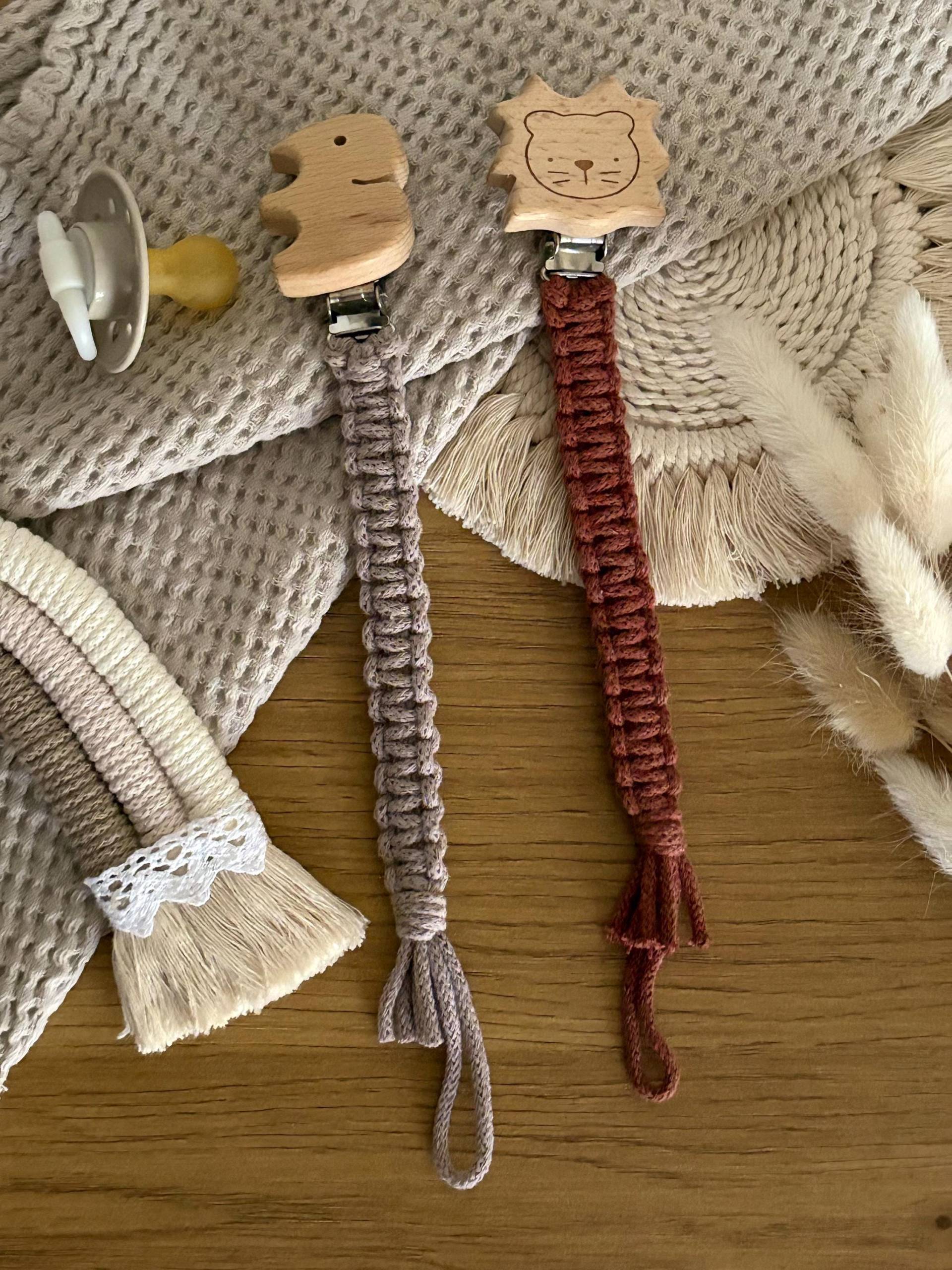 Makramee Schnullerkette | Schnullerband Calla in 40 Farben Baby Geschenk Zur Geburt Boho von Etsy - DesignSelflove