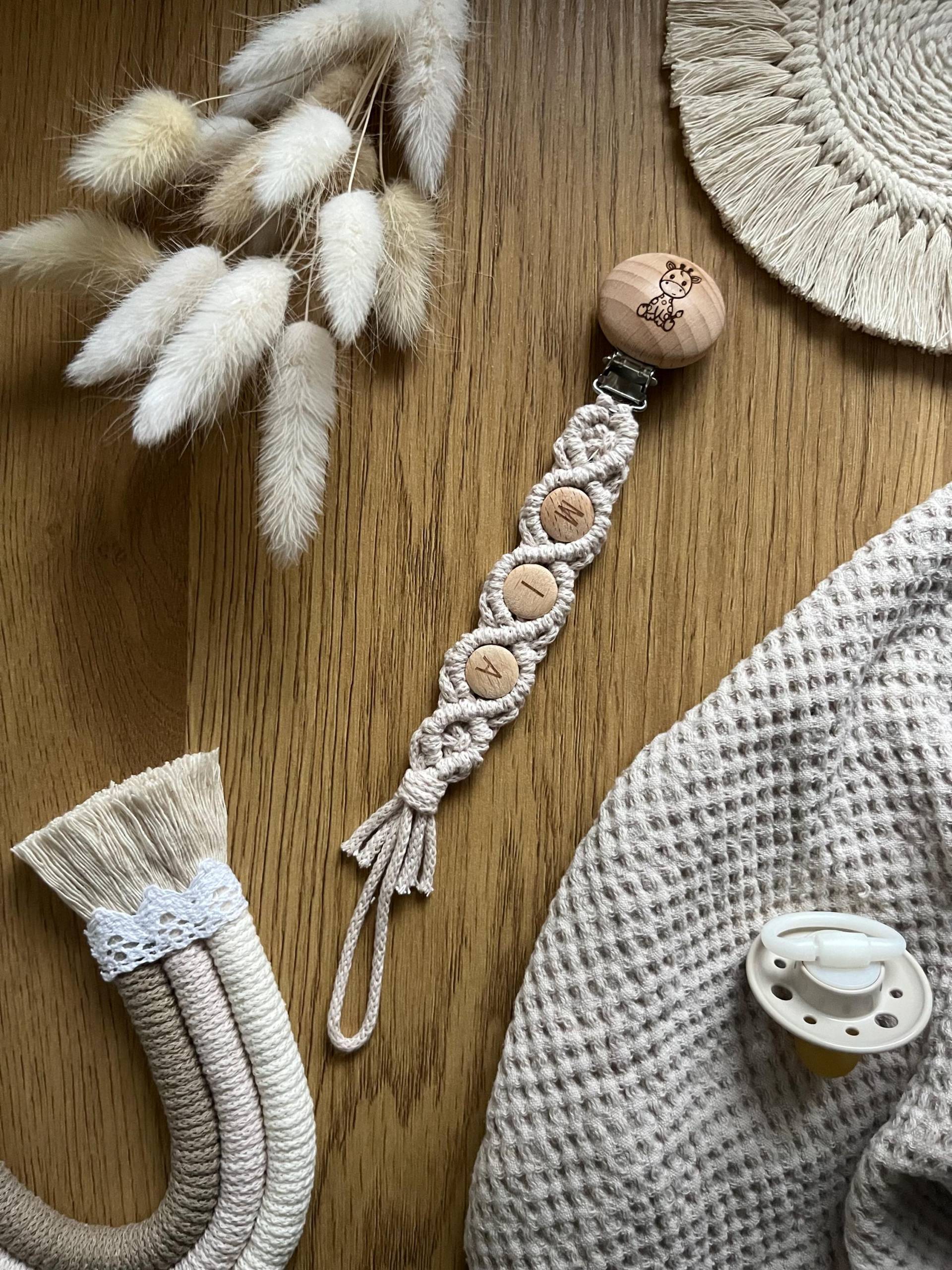 Makramee Schnullerkette | Schnullerband Maya Personalisiert Mit Namen in 40 Farben Baby Geschenk Zur Geburt Boho von Etsy - DesignSelflove
