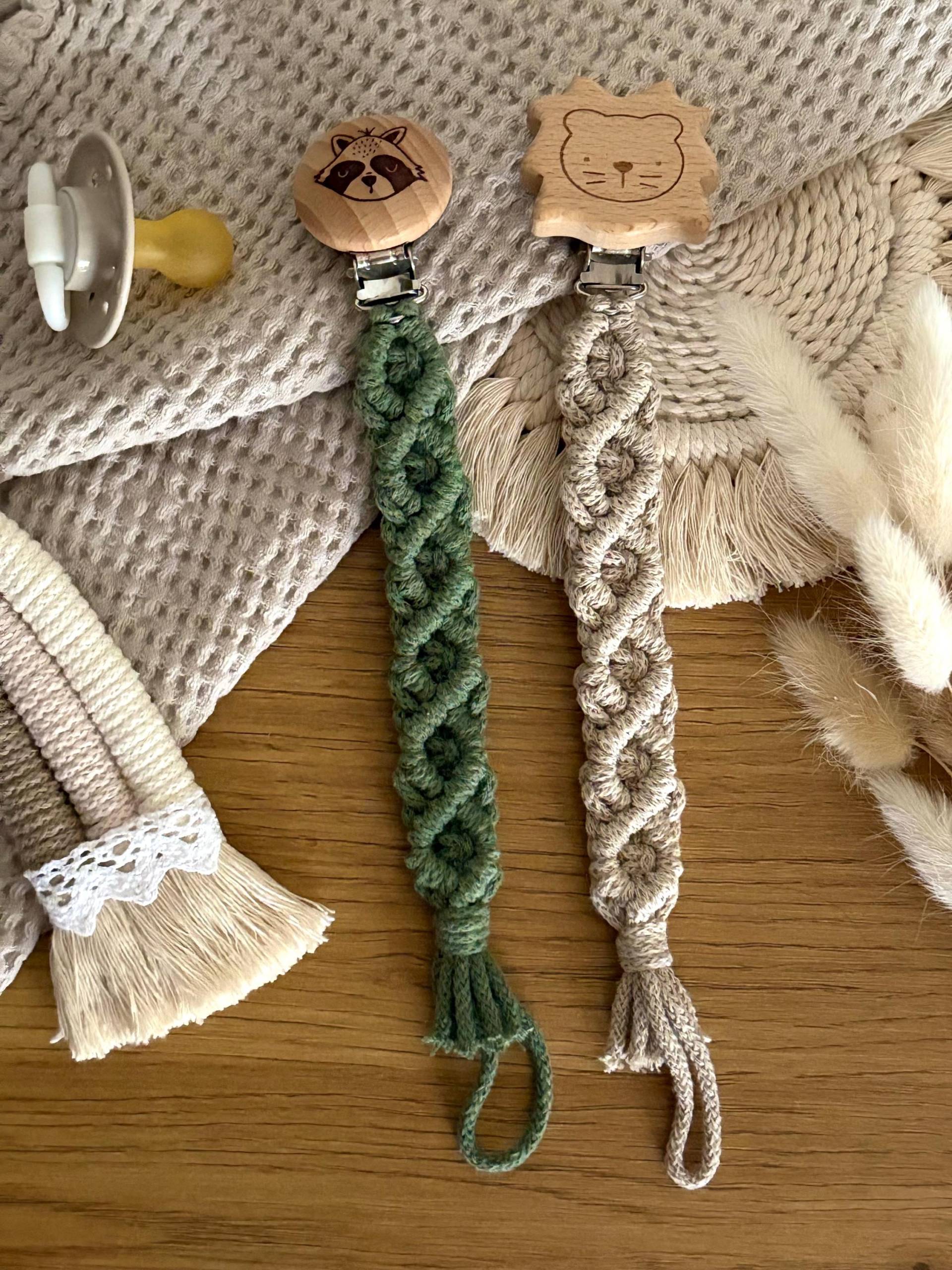 Makramee Schnullerkette | Schnullerband Maya in 40 Farben Baby Geschenk Zur Geburt Boho von Etsy - DesignSelflove