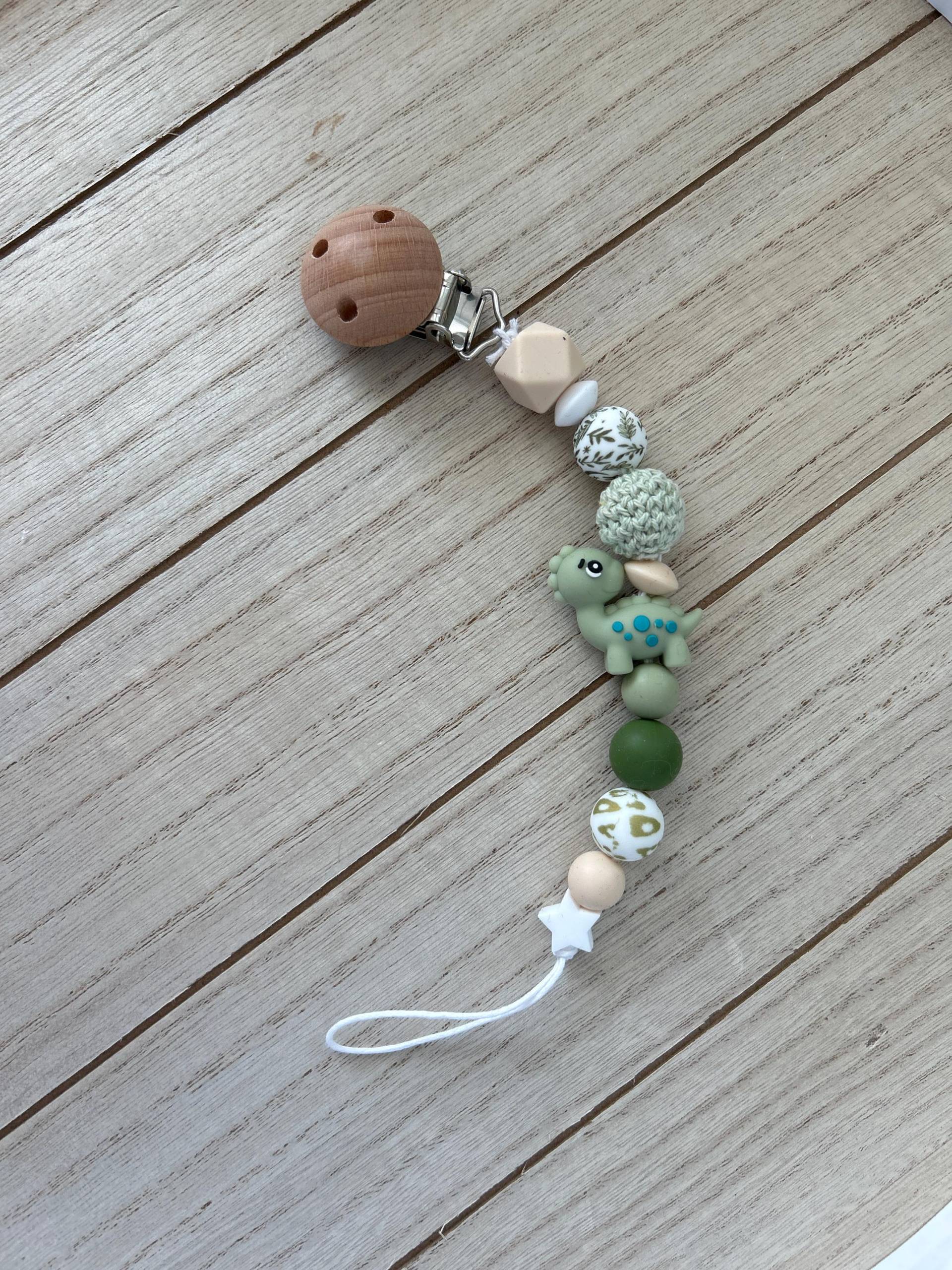 Schnullerkette Dino, Grün-Weiß Schnullerkette Dino, Grün-Weiß von Etsy - DesignbyMondbluete