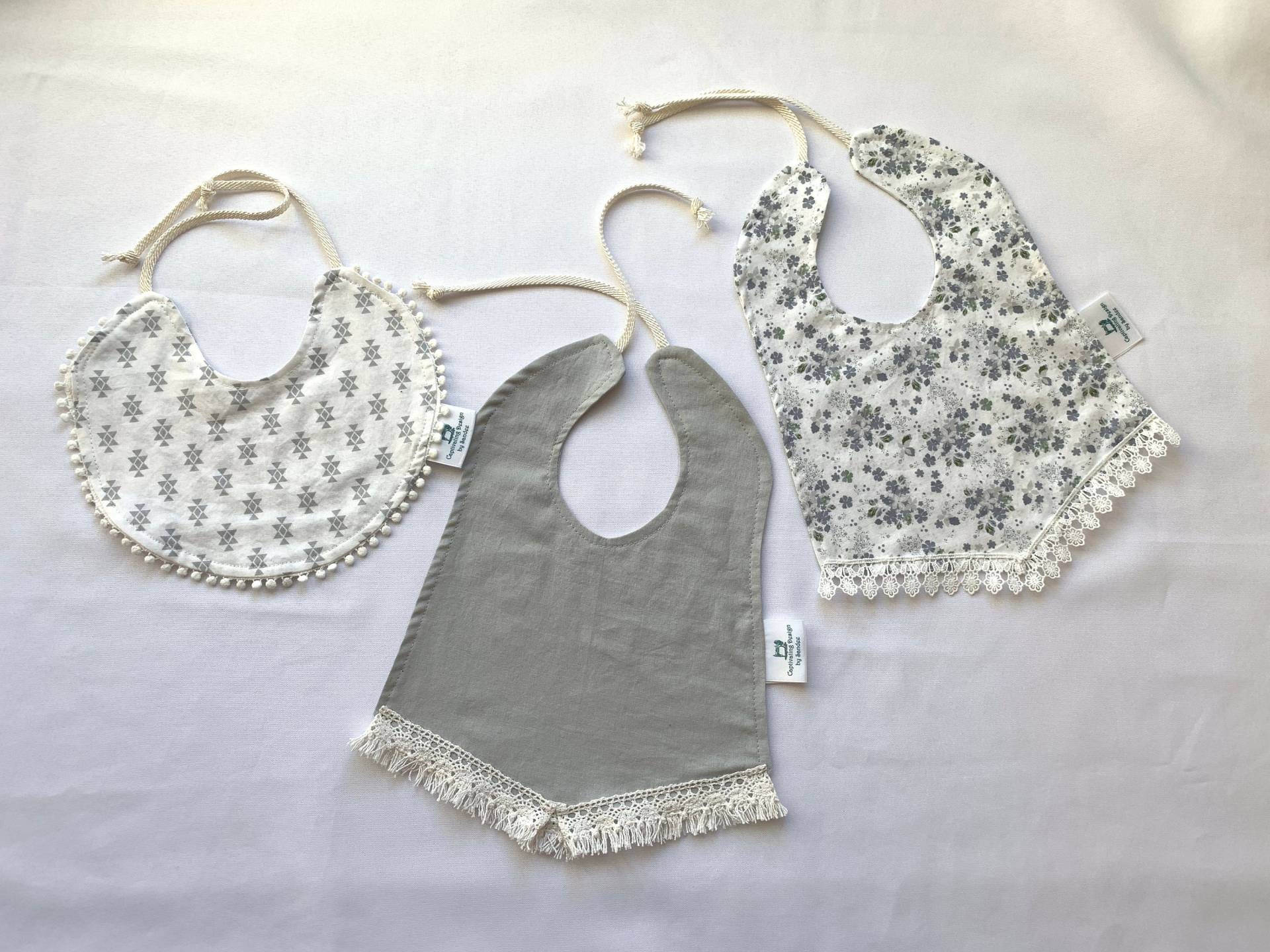 Boho Fransen Baby/Kleinkind Bibs - Weiche Neutrale, Grautöne, Floral, Abstrakte Dreiecke von Etsy - DesignbySandee