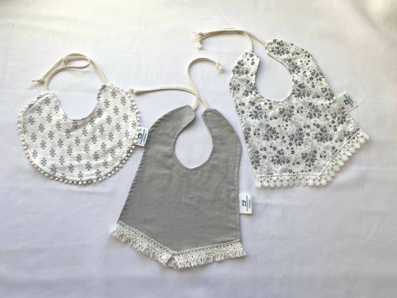 Boho Fransen Baby/Kleinkind Bibs - Weiche Neutrale, Grautöne, Floral, Abstrakte Dreiecke Boho Fransen Baby/Kleinkind Bibs - Weiche Neutrale, Grautöne, Floral, Abstrakte Dreiecke von Etsy - DesignbySandee