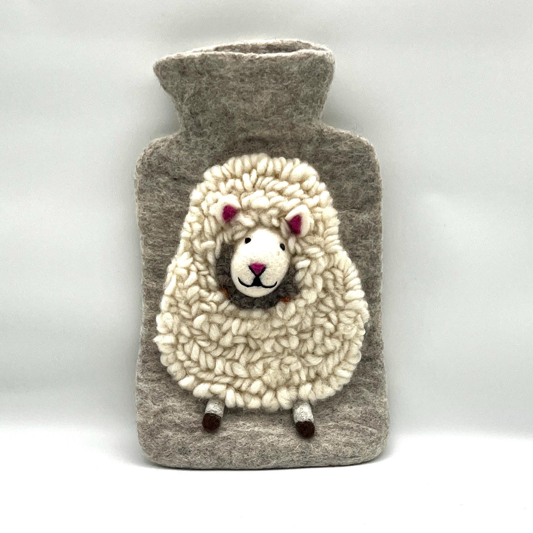 Wärmflasche Schäfchen Shirin, Handgefilzt, 100% Schurwolle, Weihnachten, Geburtstag, Geschenk, Schaf von Etsy - DesignmanufakturCP