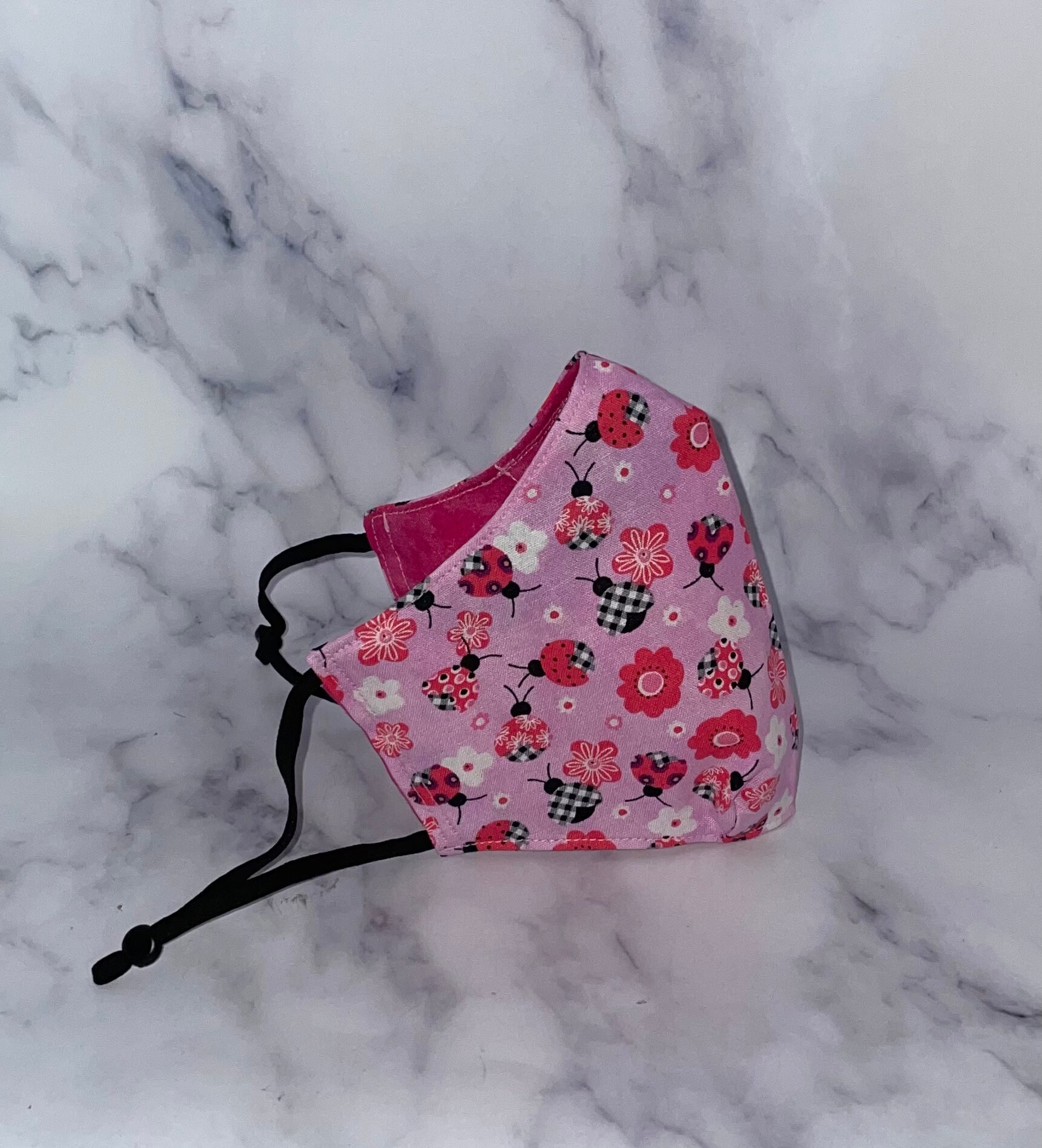 Waschbare Gesichtsmaske | Hübsche Rosa Und Rote Marienkäfer Doppelschichtmaske Mit Nasenrücken Verstellbar Waschbare Gesichtsmaske | Hübsche Rosa Und Rote Marienkäfer Doppelschichtmaske Mit Nasenrücken Verstellbar von Etsy - DesignsByJMoB