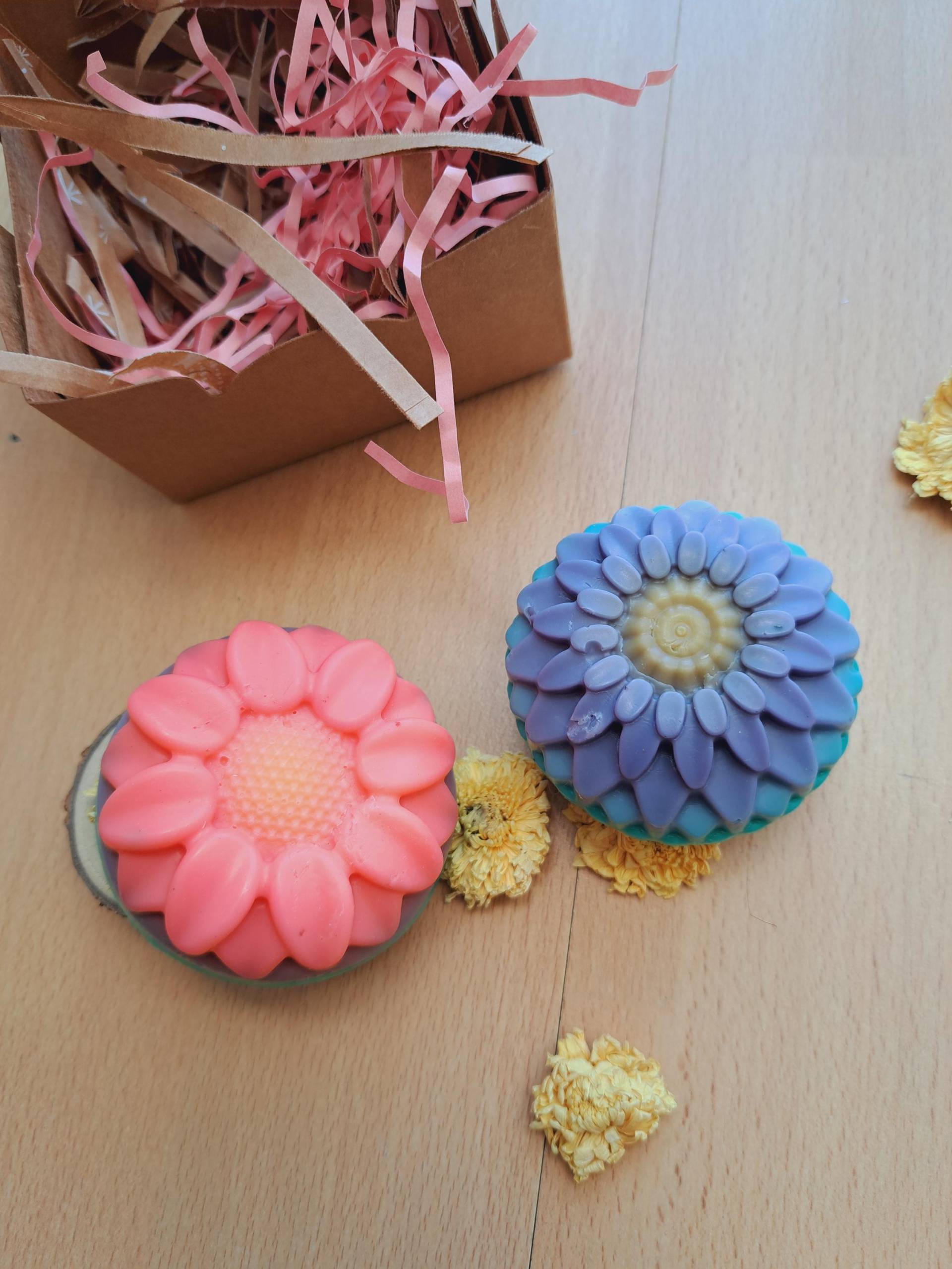 Dekoseife, Gästeseife Blume, Flowersoap, Mit Duft, Dekoelement, Im Set Karton Dekoseife, Gästeseife Blume, Flowersoap, Mit Duft, Dekoelement, Im Set Karton von Etsy - DesisDingemitLiebe