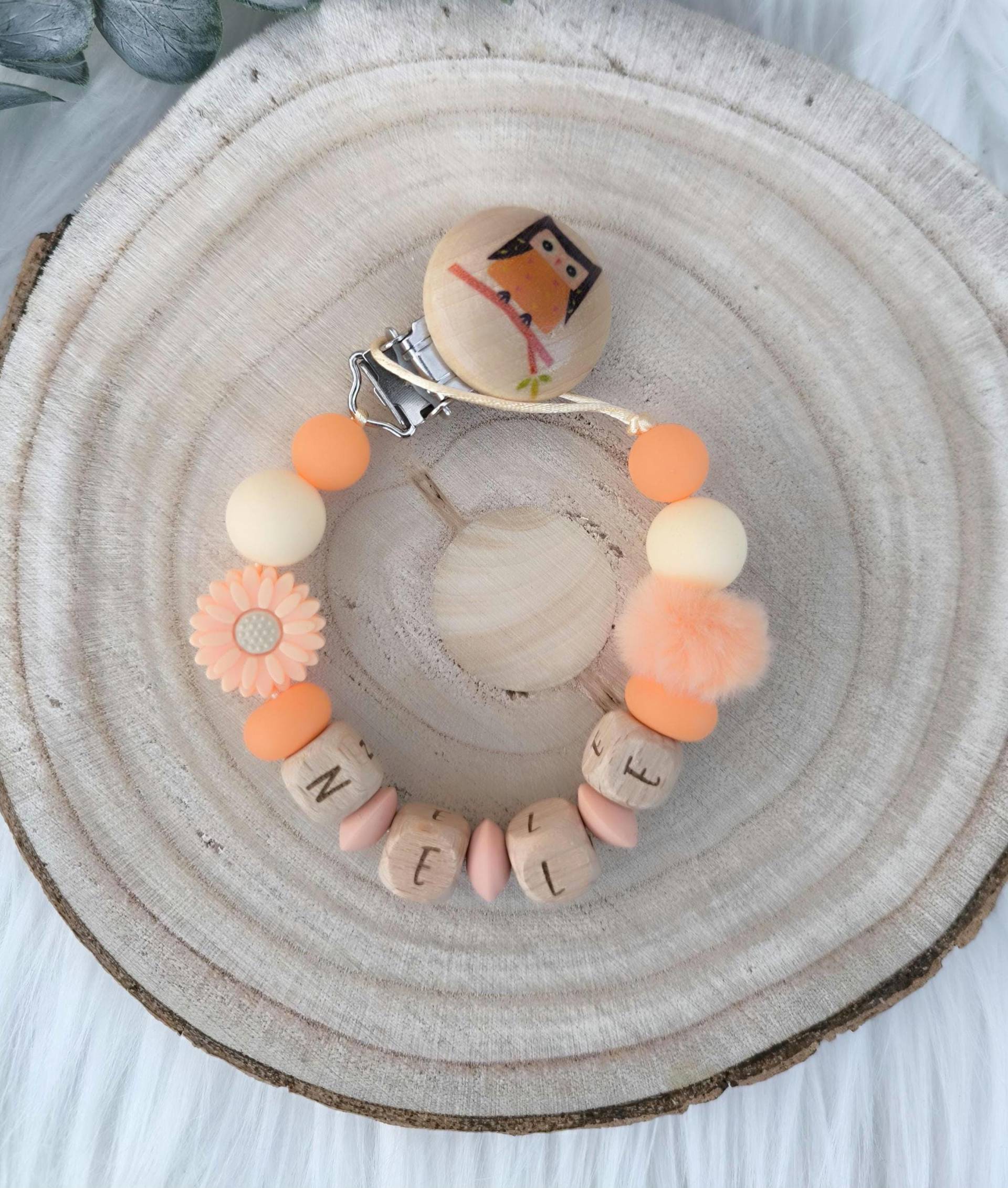 Schnullerkette "Eule" Personalisiert Mit Namen Holz Und Silikonperlen Inkl. Geschenkbeutel Wunschtext Als Aufdruck Schnullerkette "Eule" Personalisiert Mit Namen Holz Und Silikonperlen Inkl. Geschenkbeutel Wunschtext Als Aufdruck von Etsy - Dewuna