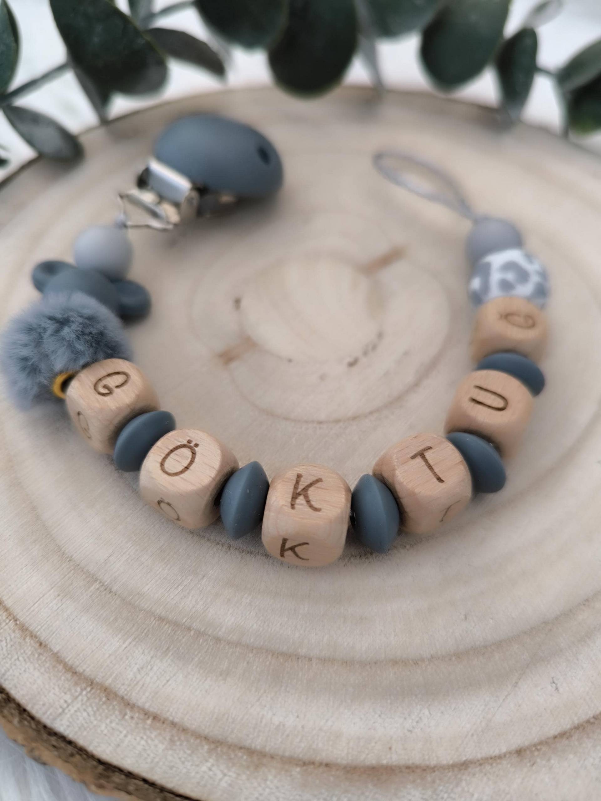 Schnullerkette "Leo" Personalisiert Mit Namen Holz Und Silikonperlen Inkl. Geschenkbeutel Wunschtext Schnullerkette "Leo" Personalisiert Mit Namen Holz Und Silikonperlen Inkl. Geschenkbeutel Wunschtext von Etsy - Dewuna