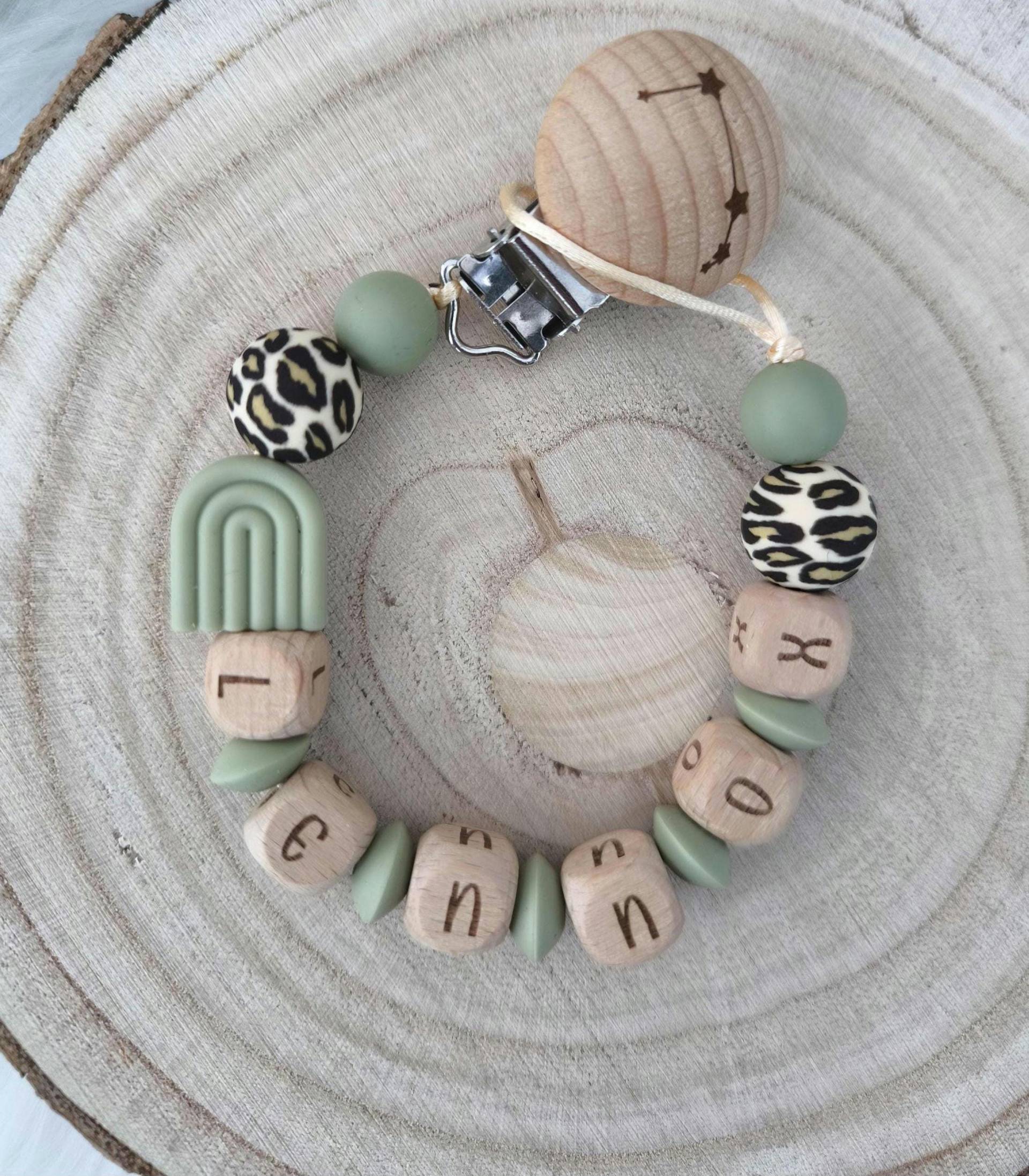 Schnullerkette "Leo" Personalisiert Mit Namen Und Sternbild Sternzeichen Holz Silikonperlen Inkl. Geschenkbeutel Wunschtext Schnullerkette "Leo" Personalisiert Mit Namen Und Sternbild Sternzeichen Holz Silikonperlen Inkl. Geschenkbeutel Wunschtext von Etsy - Dewuna