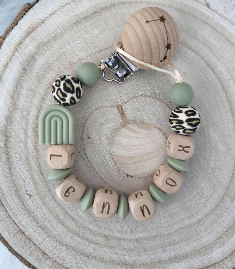 Schnullerkette "Leo" Personalisiert Mit Namen Und Sternbild Sternzeichen Holz Silikonperlen Inkl. Geschenkbeutel Wunschtext von Etsy - Dewuna