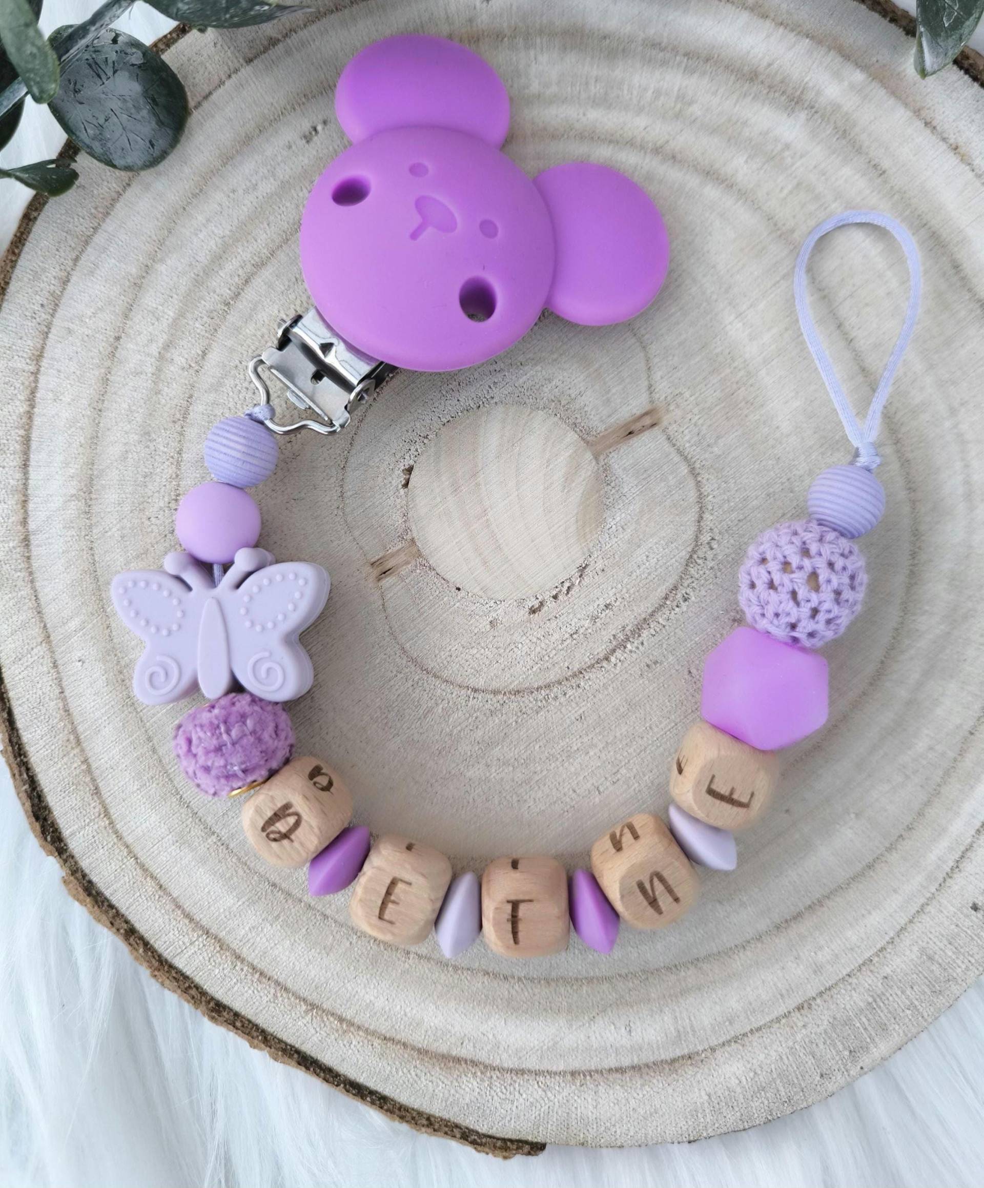 Schnullerkette "Schmetterling" Personalisiert Mit Namen Holz Und Silikonperlen Inkl. Geschenkbeutel Wunschtext Als Aufdruck Schnullerkette "Schmetterling" Personalisiert Mit Namen Holz Und Silikonperlen Inkl. Geschenkbeutel Wunschtext Als Aufdruck von Etsy - Dewuna