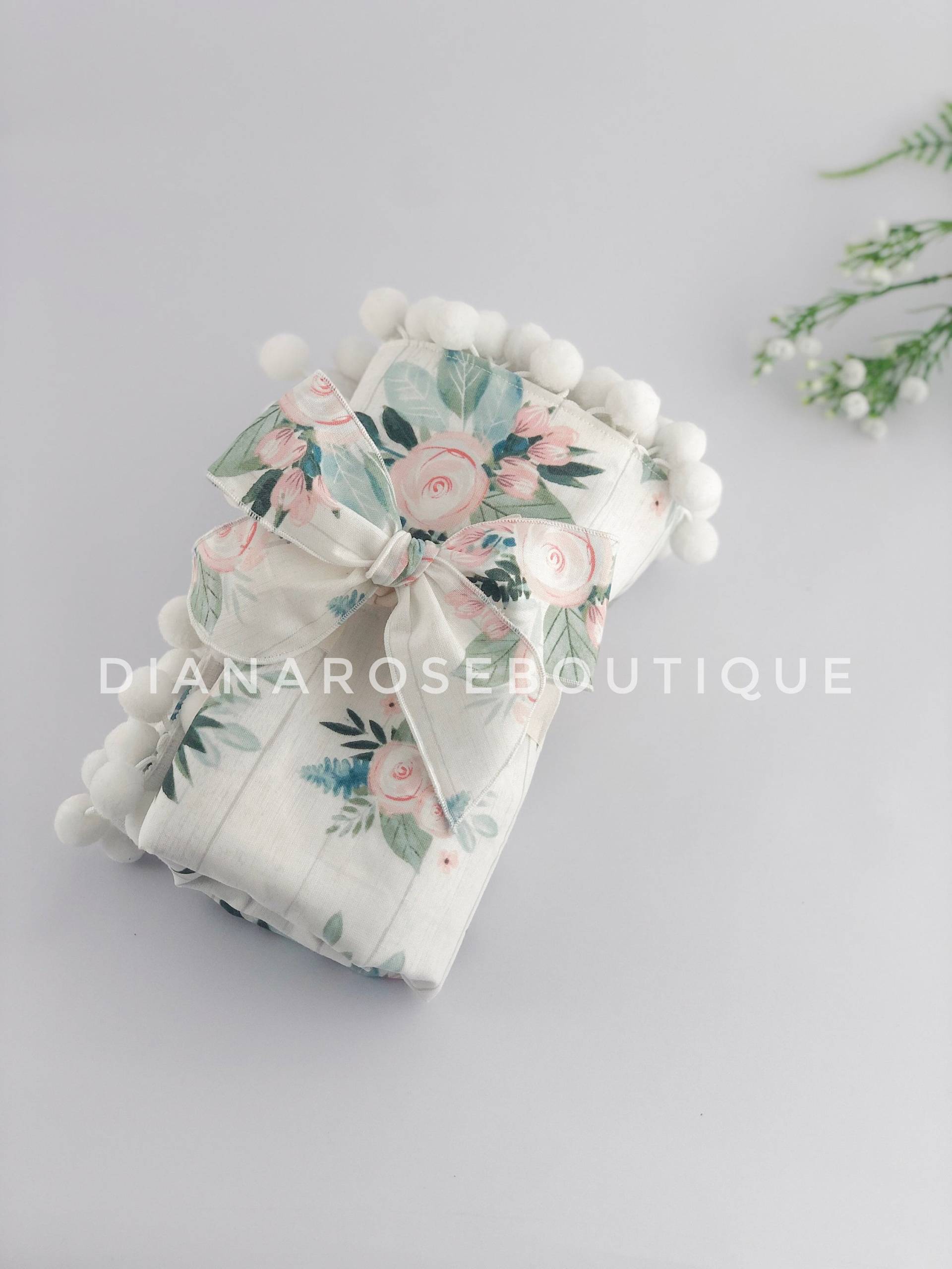 Blooming Simplicity Pom Babydecke Weiß Rosa Frühlingsblüten Decke, Weiße Baby Mädchen Krippendecke Kinderwagendecke von Etsy - DianaRoseBoutique
