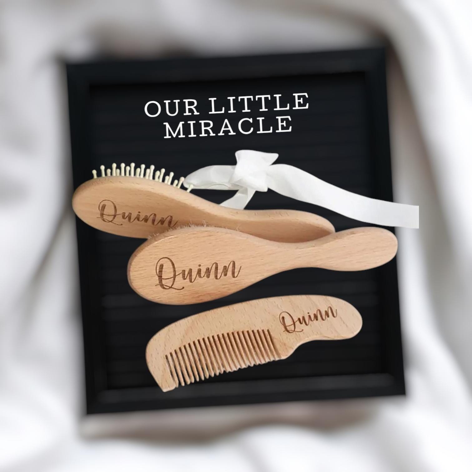 Personalisierte Hölzerne Baby Haarbürste Und Kamm-Set - Individuelles Neugeborenen Geschenk | Wolle Kamm Für Jungen & Mädchen Personalisierte Hölzerne Baby Haarbürste Und Kamm-Set - Individuelles Neugeborenen Geschenk | Wolle Kamm Für Jungen & Mädchen von Etsy - DiasGiftLab
