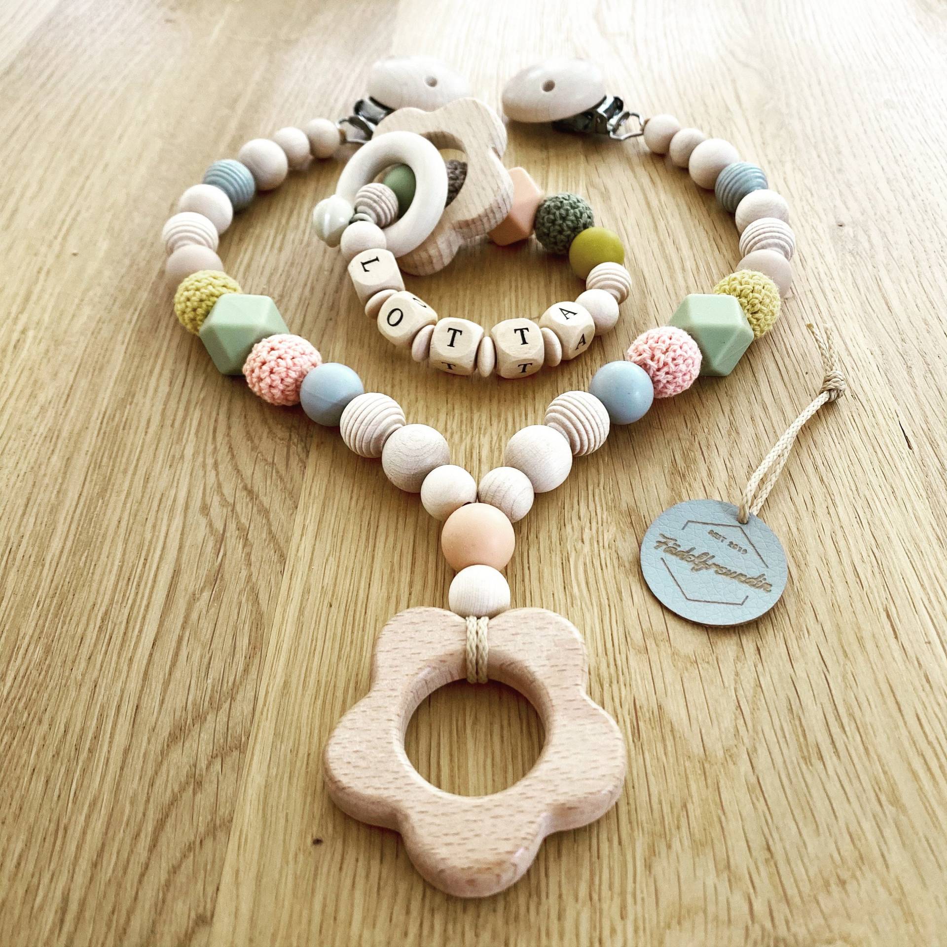 Greifling Mit Namen Und Kinderwagenkette „Bohemian Flower" von Etsy - DieFaedelfreundin