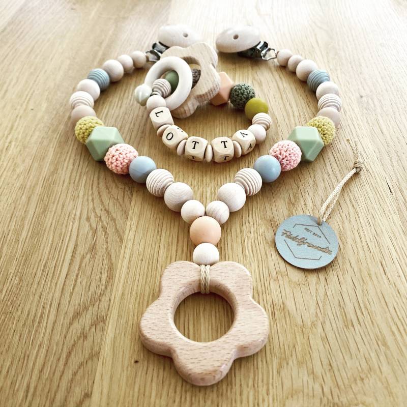Greifling Mit Namen Und Kinderwagenkette „Bohemian Flower" von Etsy - DieFaedelfreundin