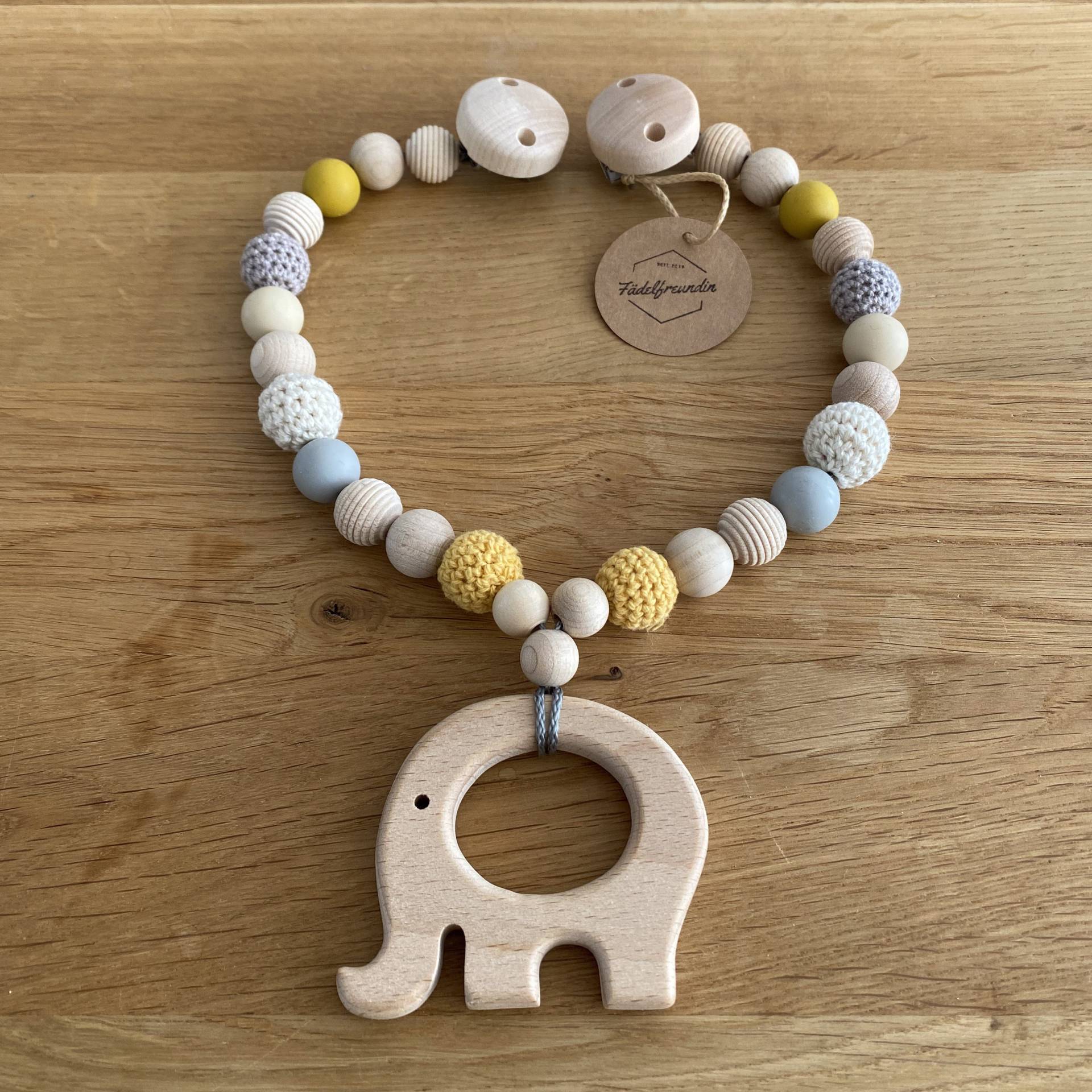 Kinderwagenkette Gelbgrauer Elefant Kinderwagenkette Gelbgrauer Elefant von Etsy - DieFaedelfreundin