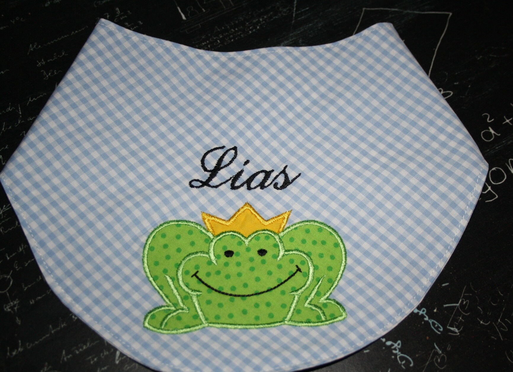 Halstuch Lätzchen Frosch Froschkönig Mit Namen W228 Halstuch Lätzchen Frosch Froschkönig Mit Namen W228 von Etsy - DieWichtelstickerei