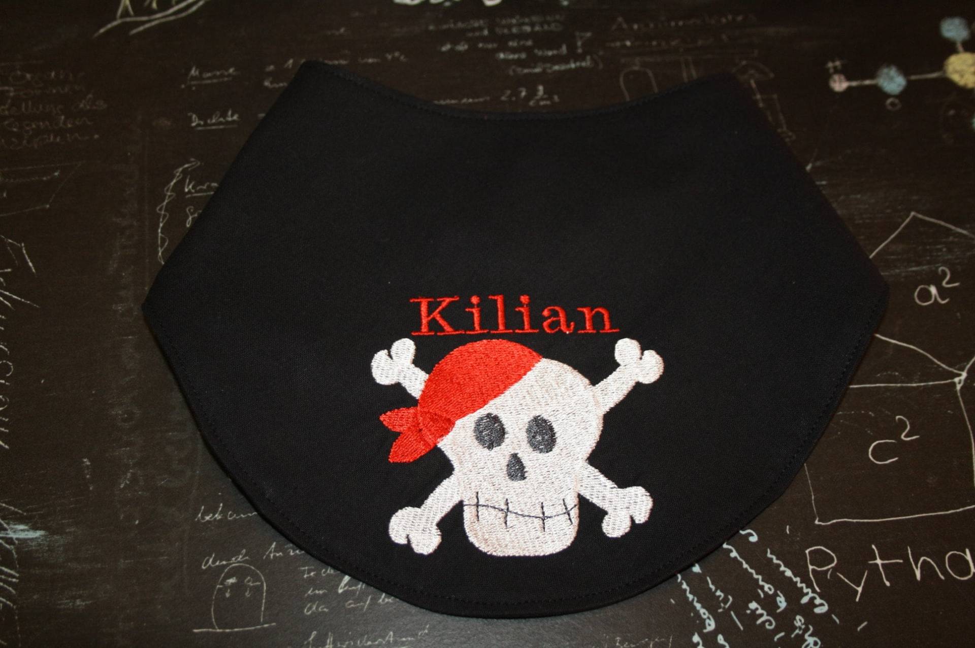 Halstuch Lätzchen Totenkopf Mit Namen W247 Halstuch Lätzchen Totenkopf Mit Namen W247 von Etsy - DieWichtelstickerei