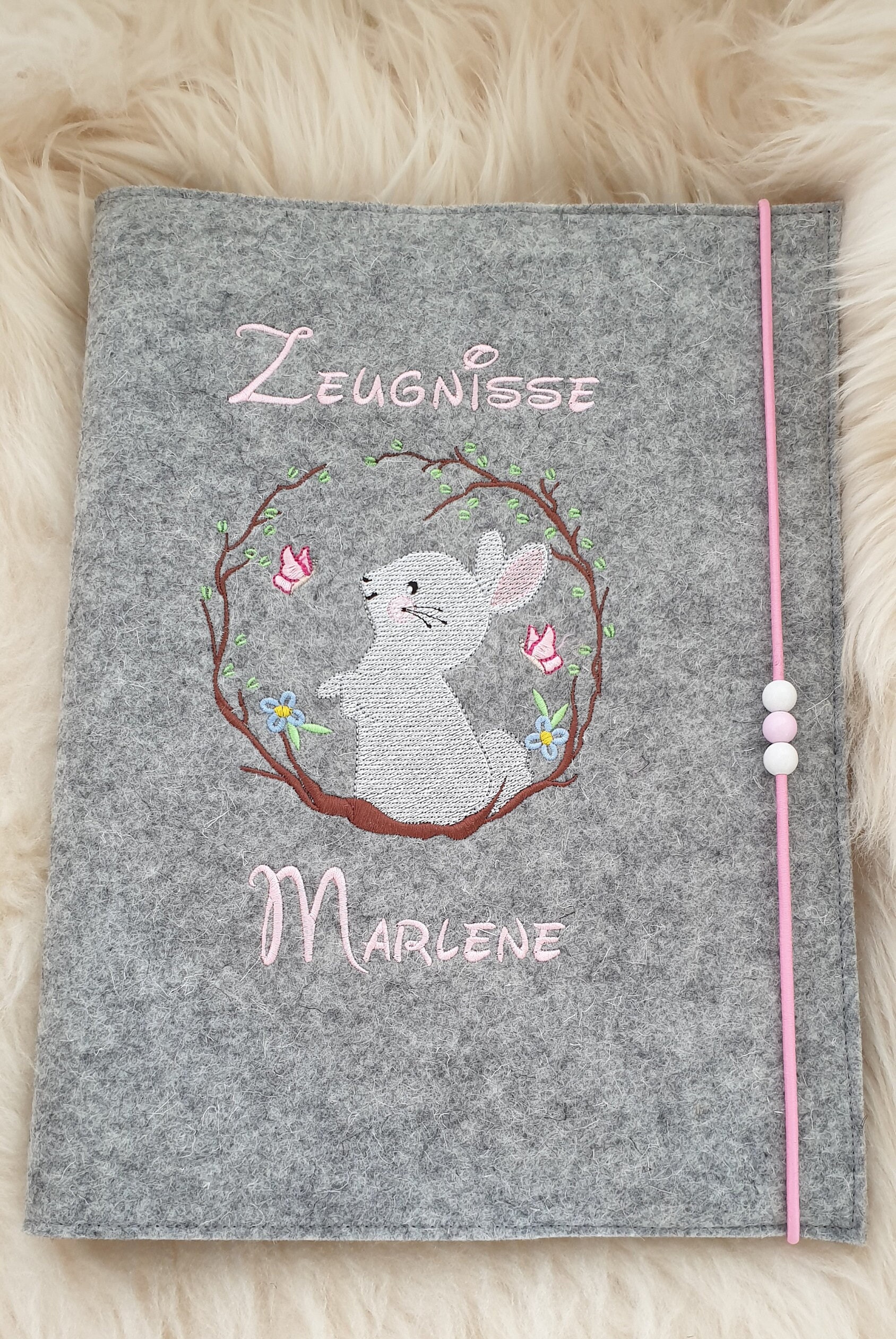 Zeugnismappe Hase Häschen Wollfilz Mit Namen W109 von Etsy - DieWichtelstickerei