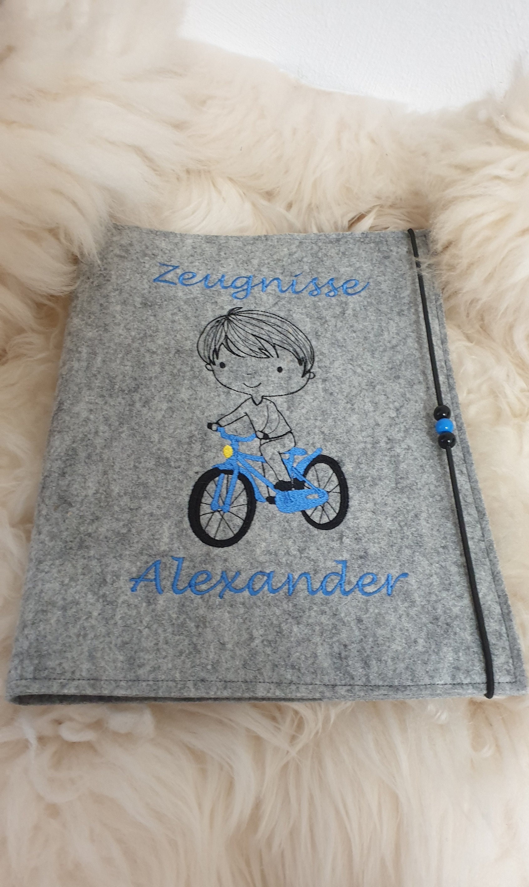Zeugnismappe Junge Fahrrad Rad Wollfilz Grau Blau Mit Namen W119 Zeugnismappe Junge Fahrrad Rad Wollfilz Grau Blau Mit Namen W119 von Etsy - DieWichtelstickerei