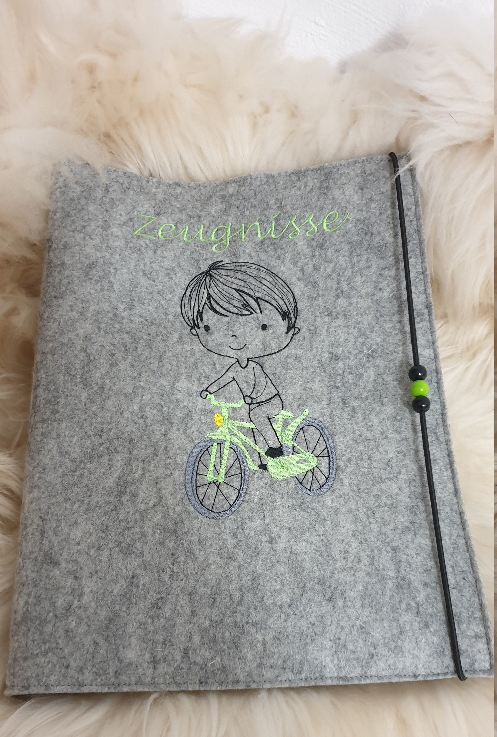 Zeugnismappe Junge Fahrrad Rad Wollfilz Grau Grün Mit Namen W1482 Zeugnismappe Junge Fahrrad Rad Wollfilz Grau Grün Mit Namen W1482 von Etsy - DieWichtelstickerei