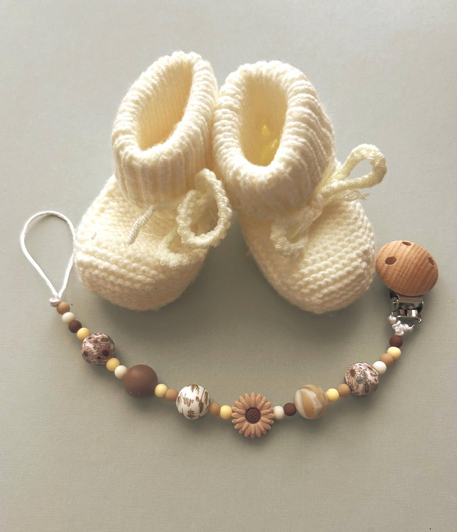 Baby Geschenk Set - Strickschuhe in Cremeweiß & Blumige Schnullerkette | Handgemacht Ab Geburt von Etsy - DigitalfutureWaren
