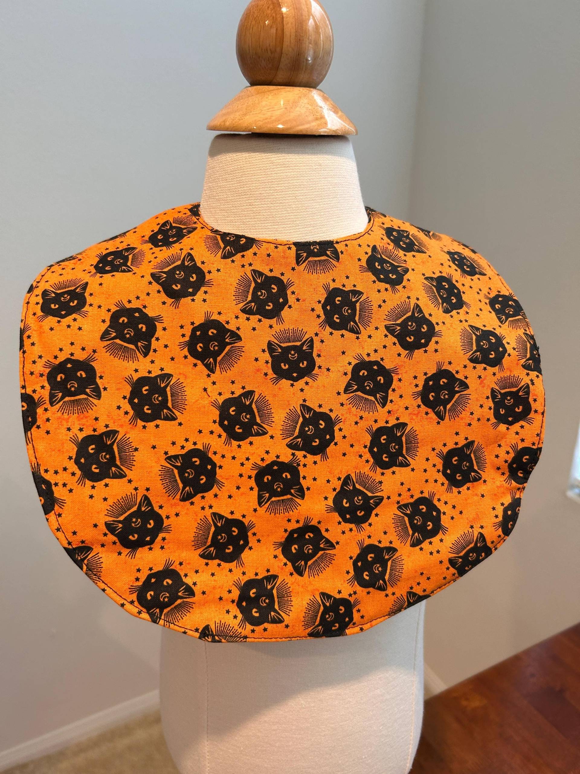 Halloween Baby Lätzchen Gruselige Schwarze Katze Print, Cake Smashing Outfit von Etsy - DimeaDaisyByJamiO