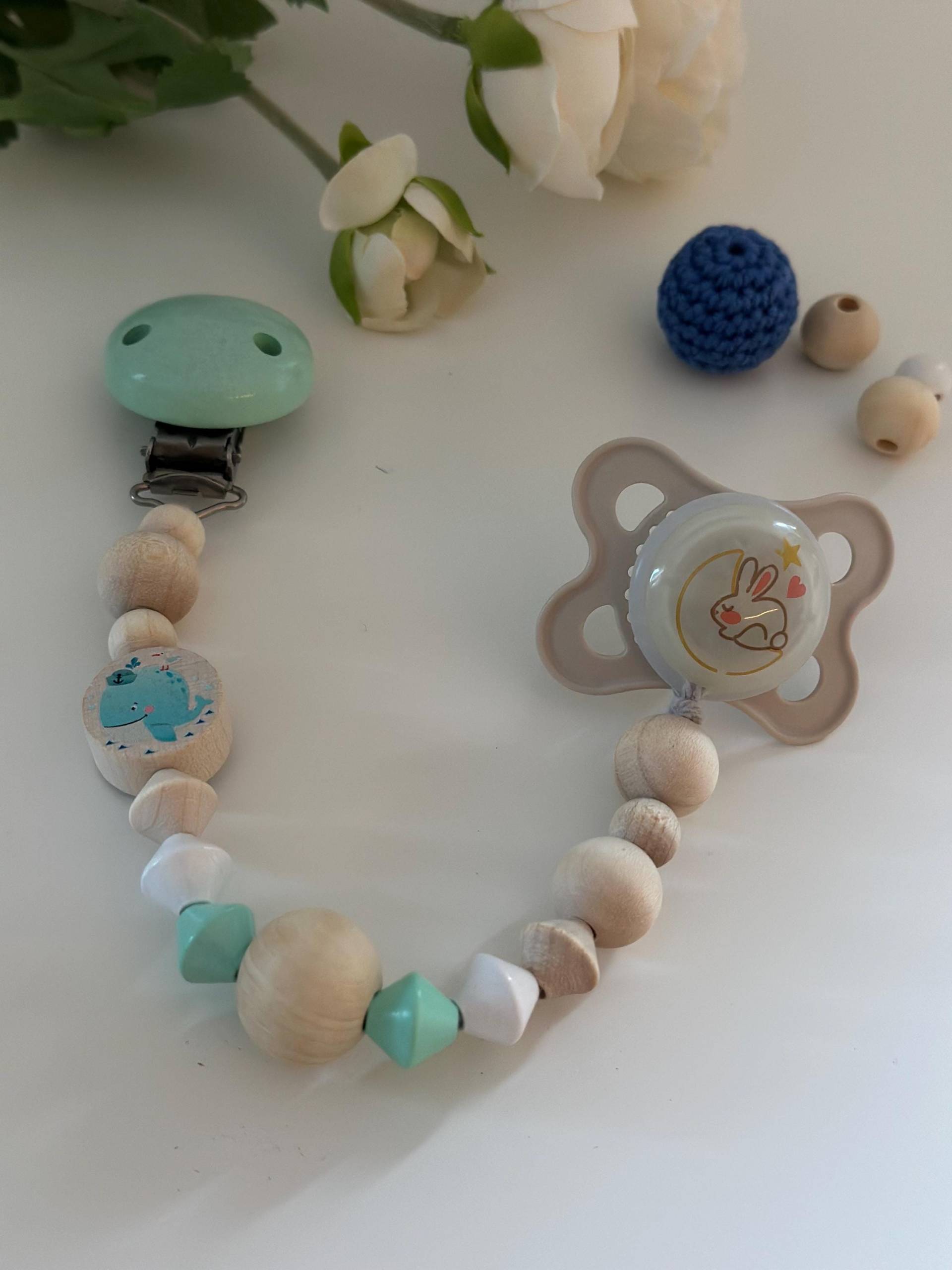 Schnullerkette „Wal", Geschenk Geburt, Babygeschenk, Schnullerband von Etsy - DinosUndKnirpse