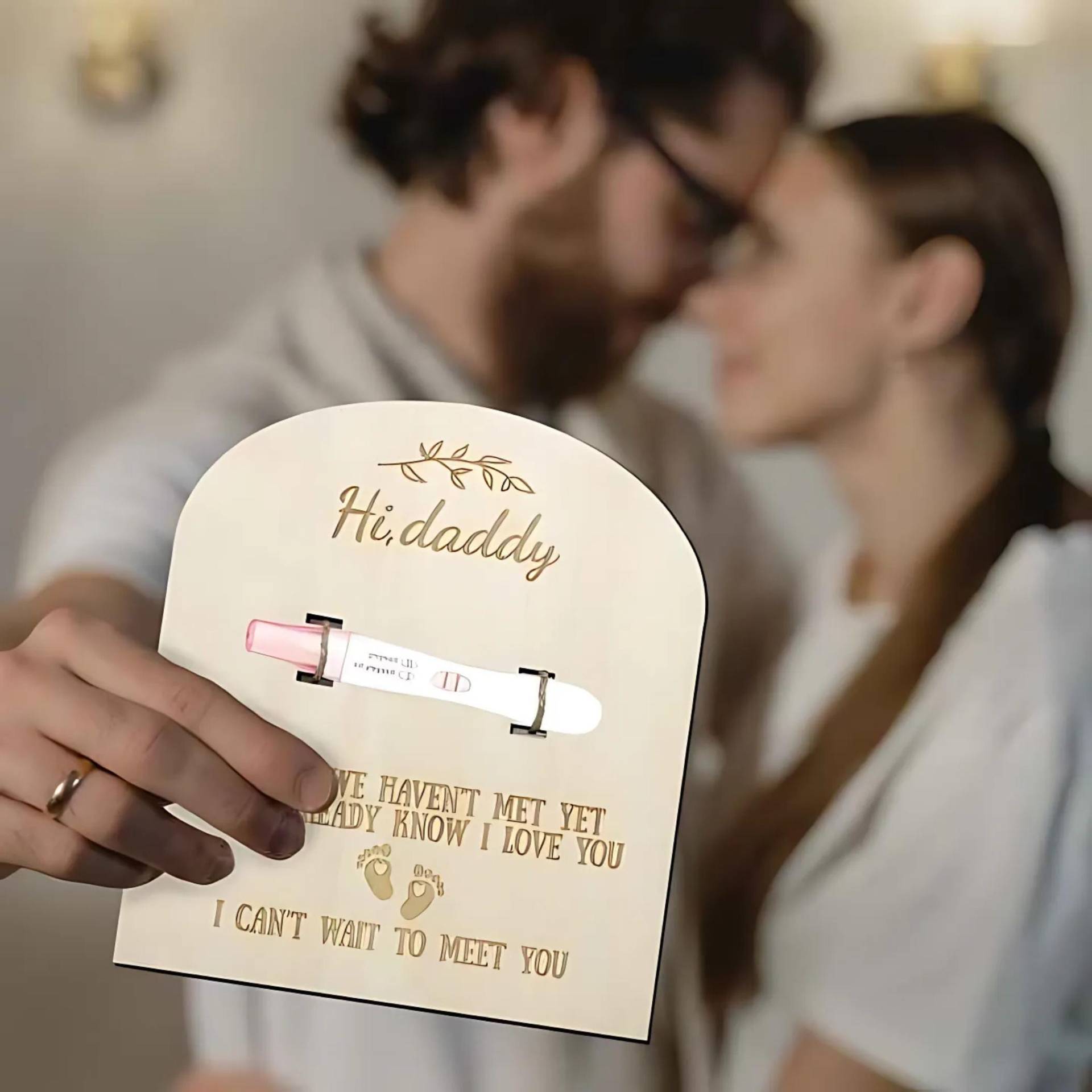 Einzigartiges Schwangerschaftansageschild "Hi Daddy' - Holzschild Mit Ständer & Hanfseil, Perfektes Überraschungsgeschenk Für Neues Familienmitglied Einzigartiges Schwangerschaftansageschild "Hi Daddy' - Holzschild Mit Ständer & Hanfseil, Perfektes Überraschungsgeschenk Für Neues Familienmitglied von Etsy - DioziShop