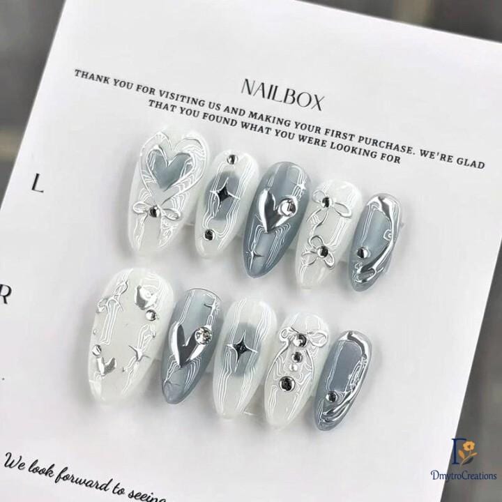 Silber Weiße Press-Nägel Mit 3D-Herzanhängern - Glänzende Handgemachte Lange Mandelnägel, Braut Elegantes Falsches Nagelset Geschenk von Etsy - DmytroCreations