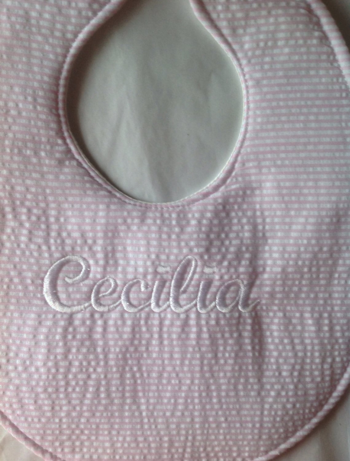 Personalisierte Seersucker-Baby-Lätzchen von Etsy - DollyandGeorge