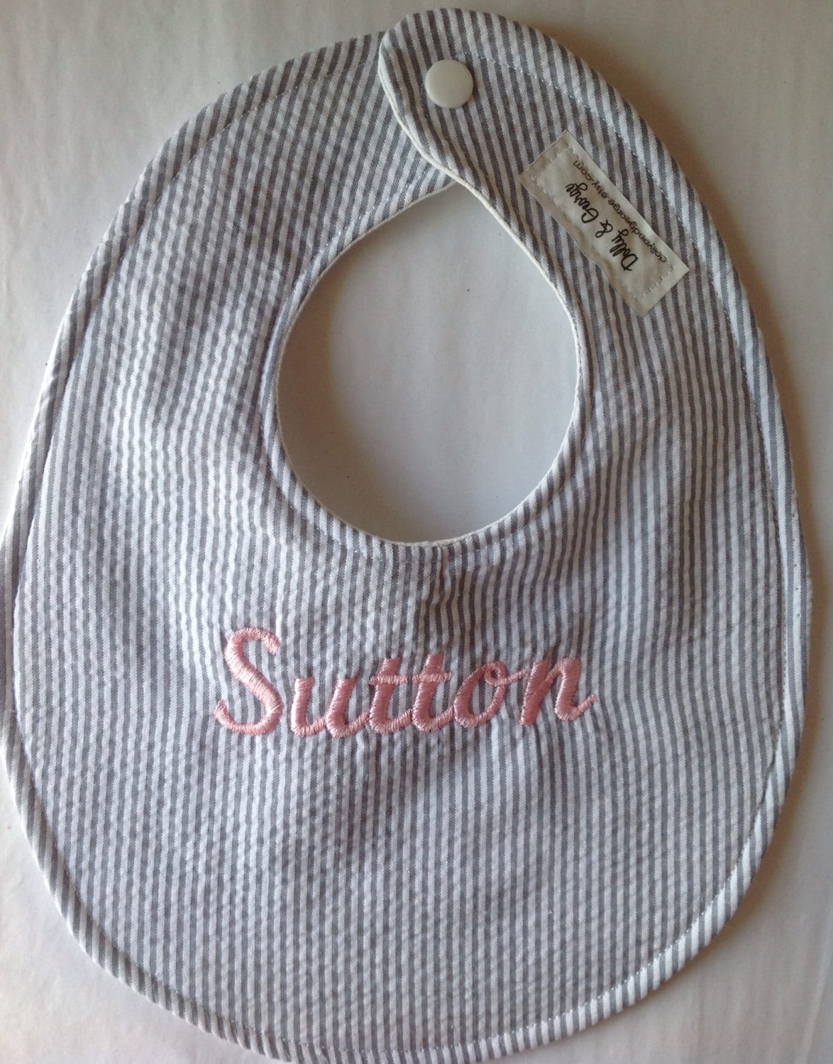 Personalisierte Seersucker-Baby-Lätzchen von Etsy - DollyandGeorge