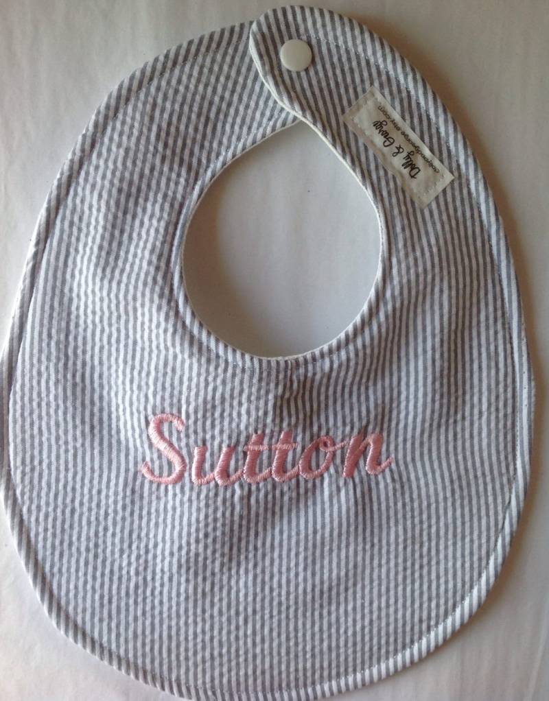 Personalisierte Seersucker-Baby-Lätzchen von Etsy - DollyandGeorge