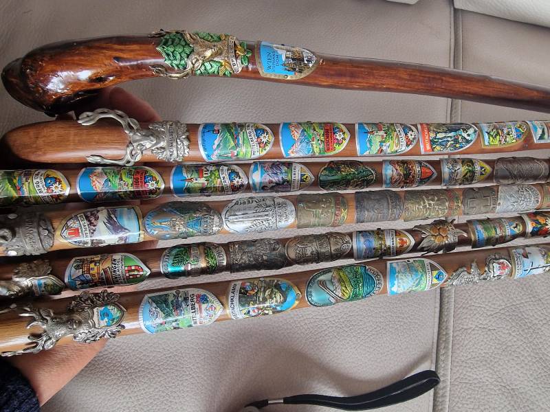 6 Wandelbare Stokken Mit Sammlung Von Holzschilder, Verzierungsobjekte Midcentury Tourisy Für Zwitserland, Oostenreißer, Holland Und Niederlande 6 Wandelbare Stokken Mit Sammlung Von Holzschilder, Verzierungsobjekte Midcentury Tourisy Für Zwitserland, Oostenreißer, Holland Und Niederlande von Etsy - DolmenAntiqueTiles