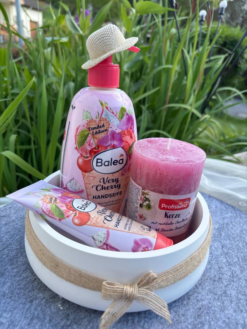 Balea Very Cherry Handpflege Geschenkset | Große Schale Aus Keramikgießmasse Mit Stumpenkerze Geschenkidee Für Frauen Balea Very Cherry Handpflege Geschenkset | Große Schale Aus Keramikgießmasse Mit Stumpenkerze Geschenkidee Für Frauen von Etsy - Dorfgiesserei
