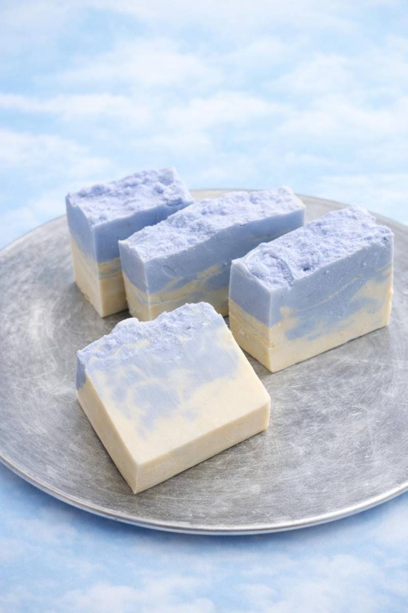 Blue Cloud Soap Naturseife Mit Süßmandelbasis Weißer Blauer Tonerde von Etsy - DoroCandle