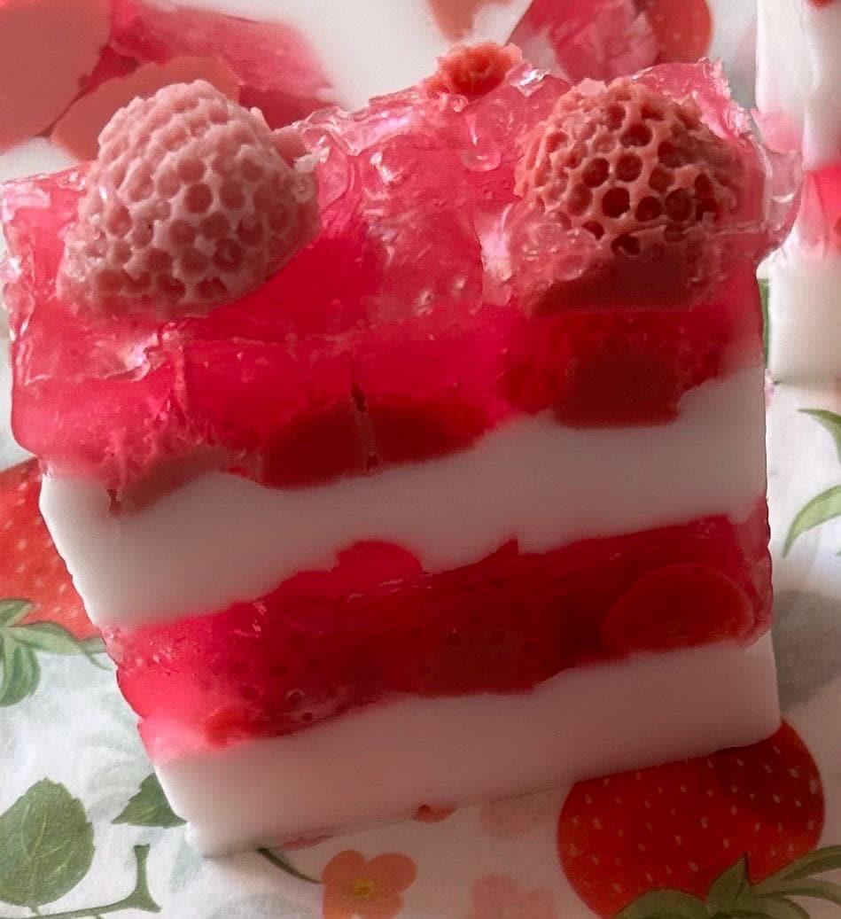 Erdbeer-Joghurt Seife - Handgemachte Ziegenmilchseife Mit Kokosöl | Dessert Geschenkidee Dekorative Artisan Erdbeer-Joghurt Seife - Handgemachte Ziegenmilchseife Mit Kokosöl | Dessert Geschenkidee Dekorative Artisan von Etsy - DoroCandle