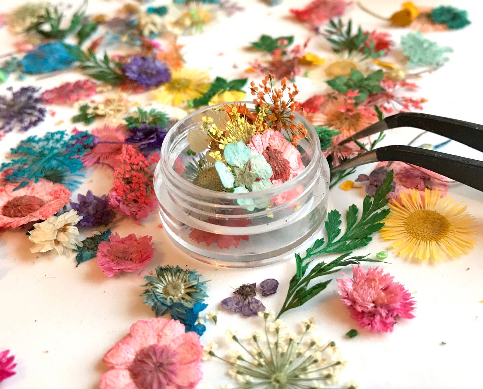 12 Stück Gepresste Getrocknete Echte Verschiedene Blumen Nail Art Resin Und Hohlperlen Glaskugel Naturschmuck von Etsy - DorraDesign