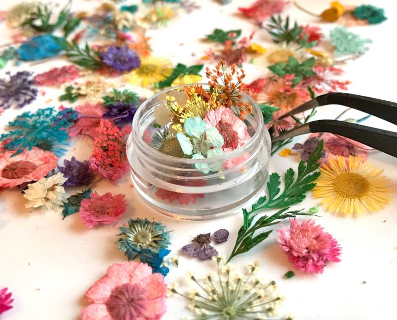 12 Stück Gepresste Getrocknete Echte Verschiedene Blumen Nail Art Resin Und Hohlperlen Glaskugel Naturschmuck von Etsy - DorraDesign