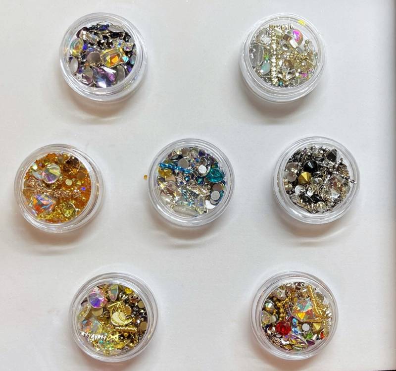 Einzigartiger Mix Aus Nageldekoration, Zweifarbigem Zirkonia, Glaskristall, Schillernden Strasssteinen, Krustenketten, Metallnieten Und Charms Einzigartiger Mix Aus Nageldekoration, Zweifarbigem Zirkonia, Glaskristall, Schillernden Strasssteinen, Krustenketten, Metallnieten Und Charms von Etsy - DorraDesign