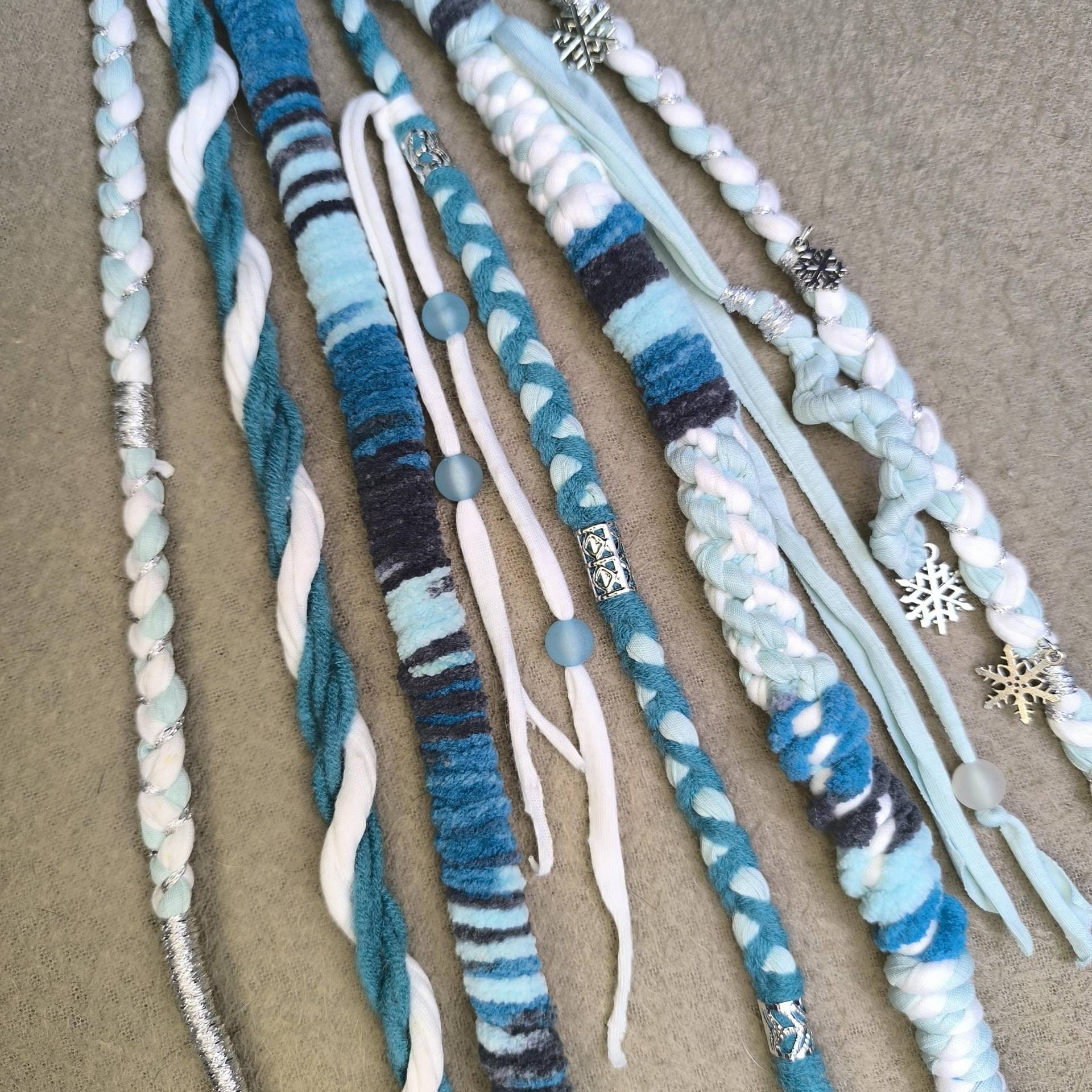 Winterliches Zopfgummi Für Dreadlocks Und Normales Haar | Eisig-Blaue Töne Mit Schneeflocken & Perlen Handgemachtes Unikat von Etsy - DreadArtbyAnnett