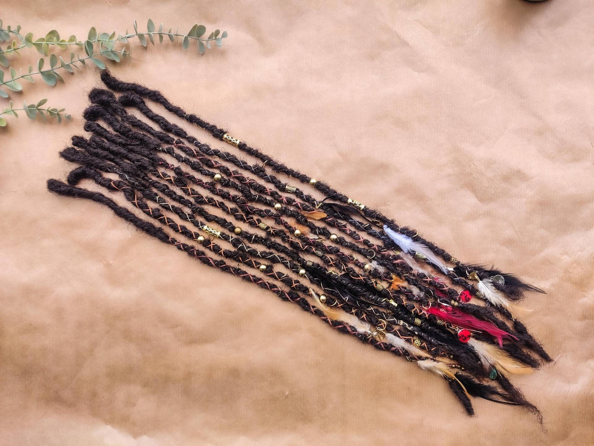 Boho Dunkelbraune Dreads Bereits Dekoriert, 70 cm, Handgearbeitet, Mit Perlen, Federn, Wraps Usw von Etsy - DreadlocksBarcelona