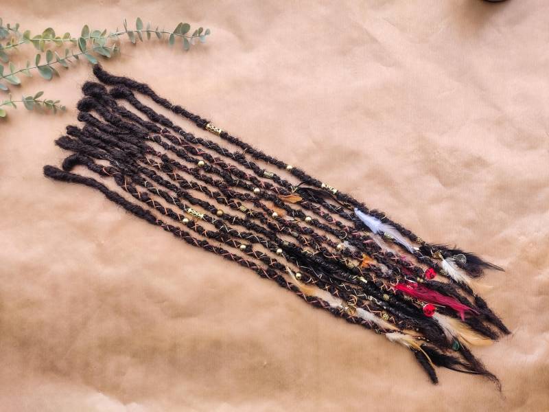 Boho Dunkelbraune Dreads Bereits Dekoriert, 70 cm, Handgearbeitet, Mit Perlen, Federn, Wraps Usw von Etsy - DreadlocksBarcelona