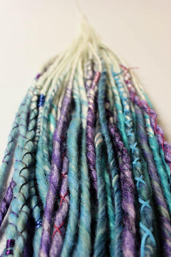 Halbes Set Aus 25 Blauen, Weißen Und Lila Dekorierten Dreads, Verdreht 40-50 cm, Handgefertigt, Sommerlicher Boheian Look Oder Festival Dreadlocks von Etsy - DreadlocksBarcelona