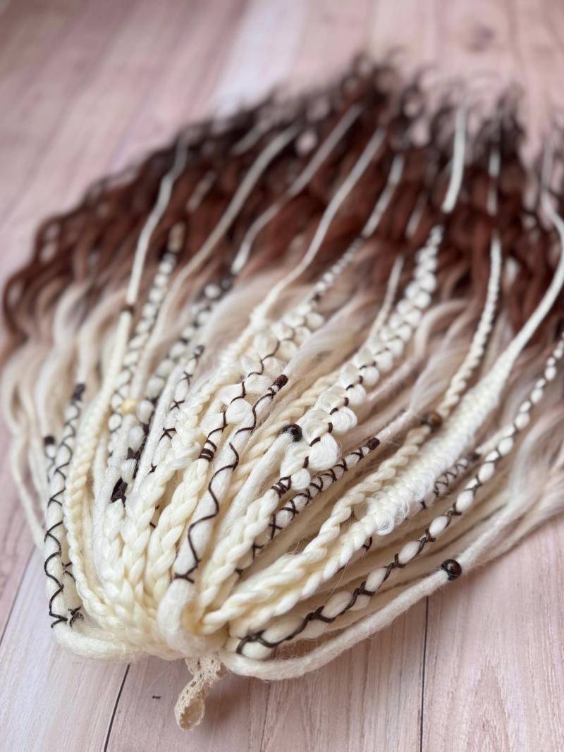 Boho De Dreadlocks Set Mit Lockigen Freien Enden & Dekorativen Zöpfen | Ombre Blond Zu Braun 54 Komplettes Häkelset Erweiterungen von Etsy - DreadsDream